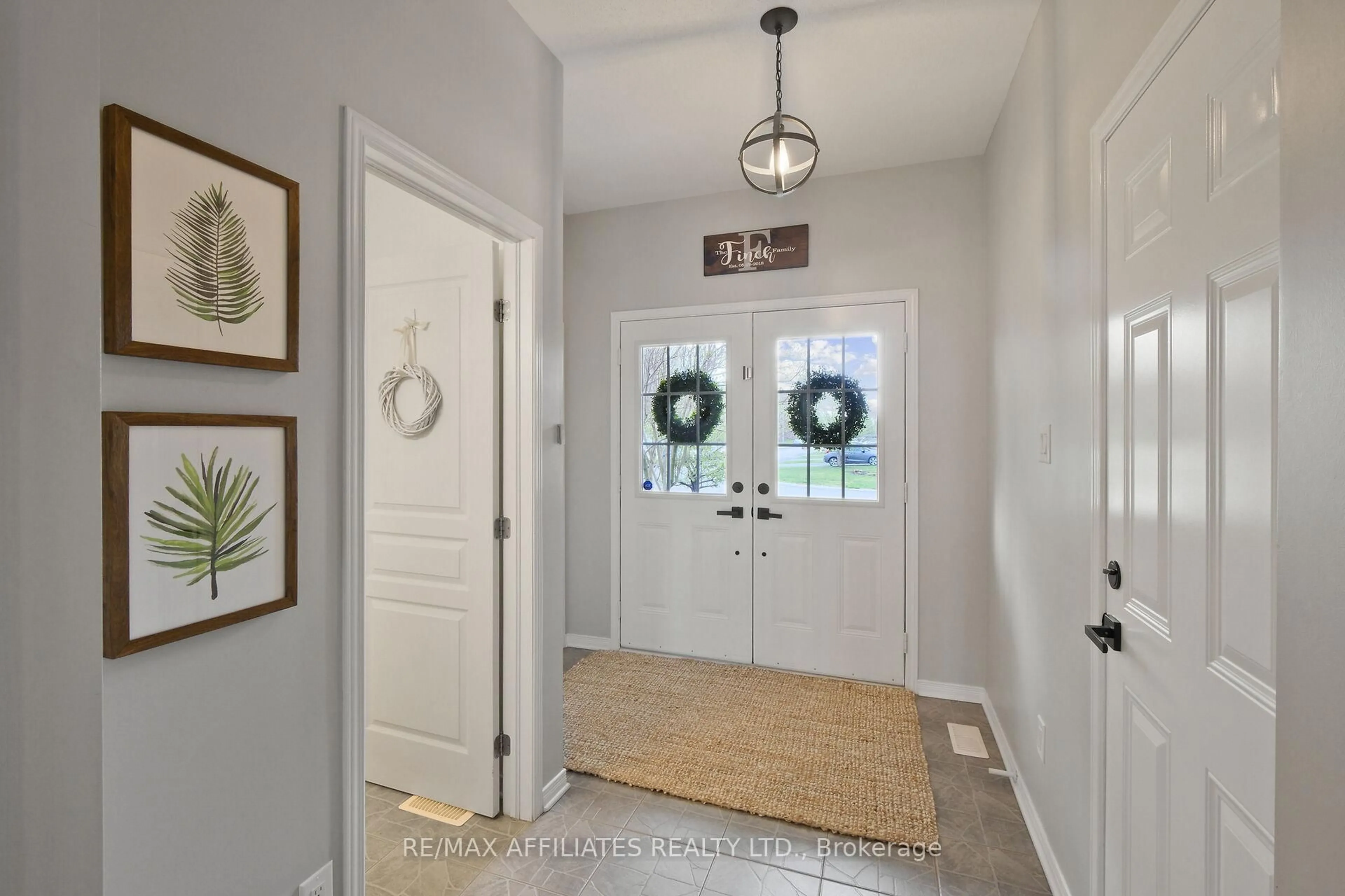 Indoor entryway for 349 Celtic Ridge Cres, Ottawa Ontario K2W 0B6