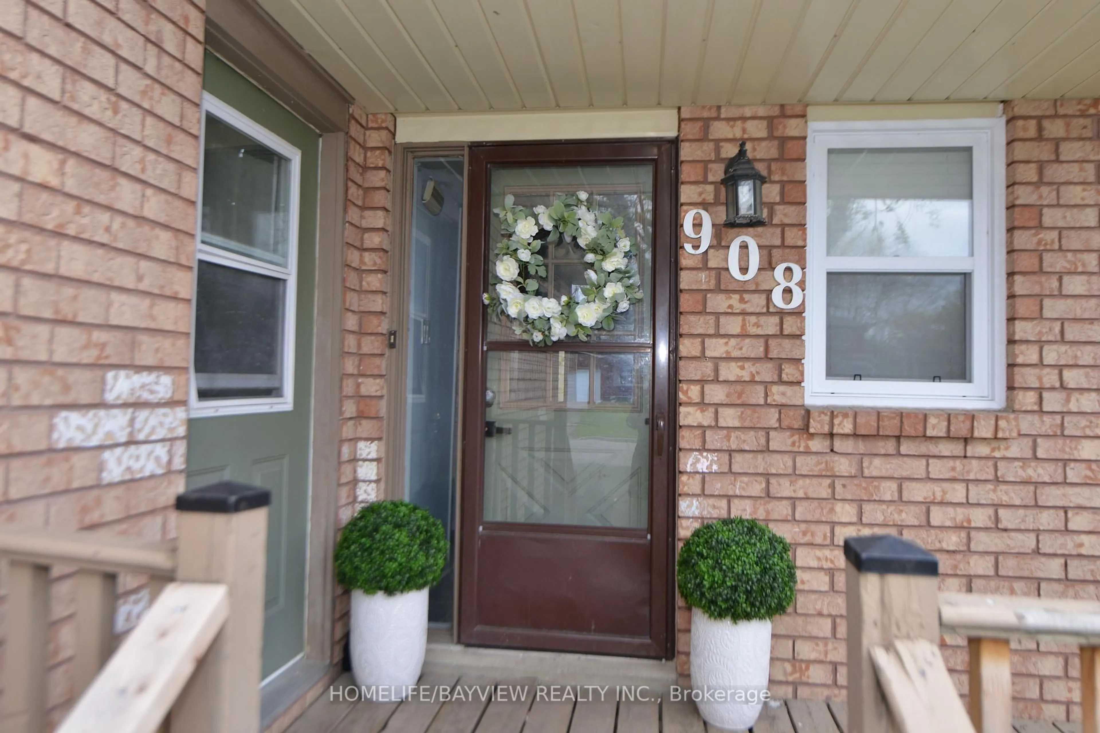 Indoor entryway for 908 Fairbanks Rd, Cobourg Ontario K9A 5G9