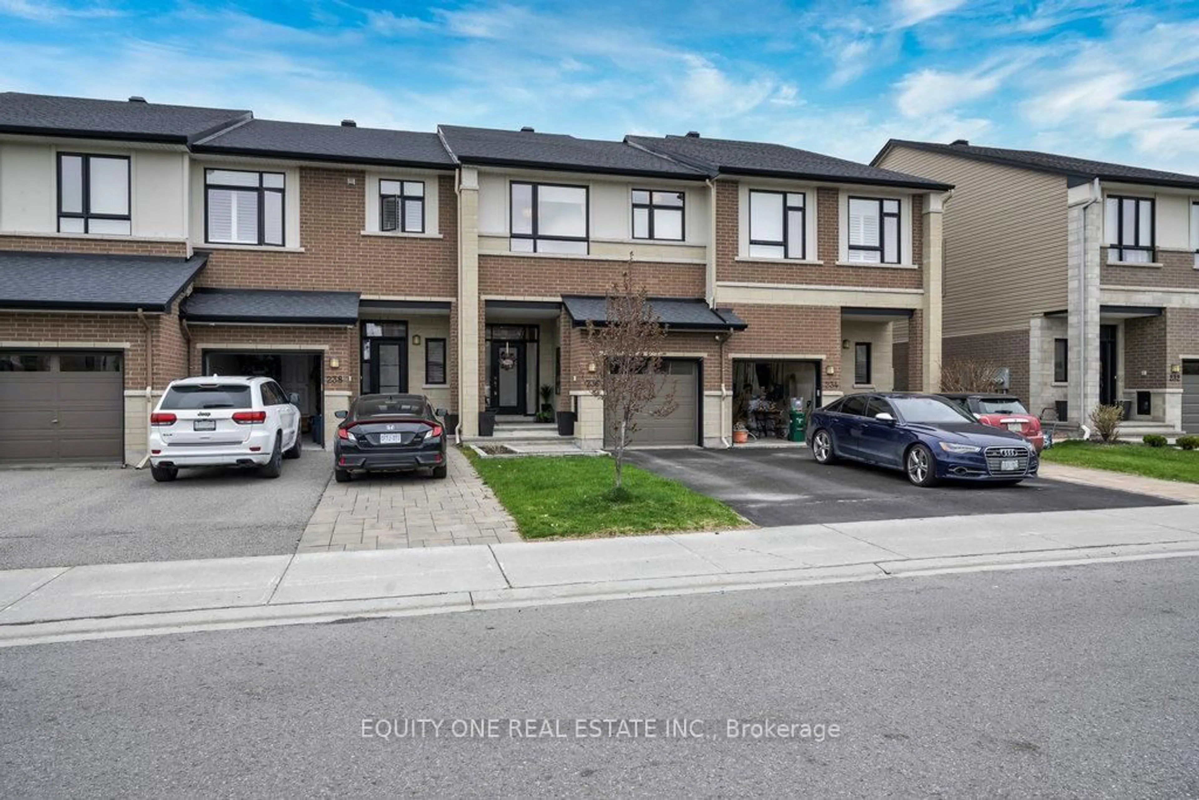 A pic from outside/outdoor area/front of a property/back of a property/a pic from drone, street for 236 Southbridge St, Ottawa Ontario K4M 0C5