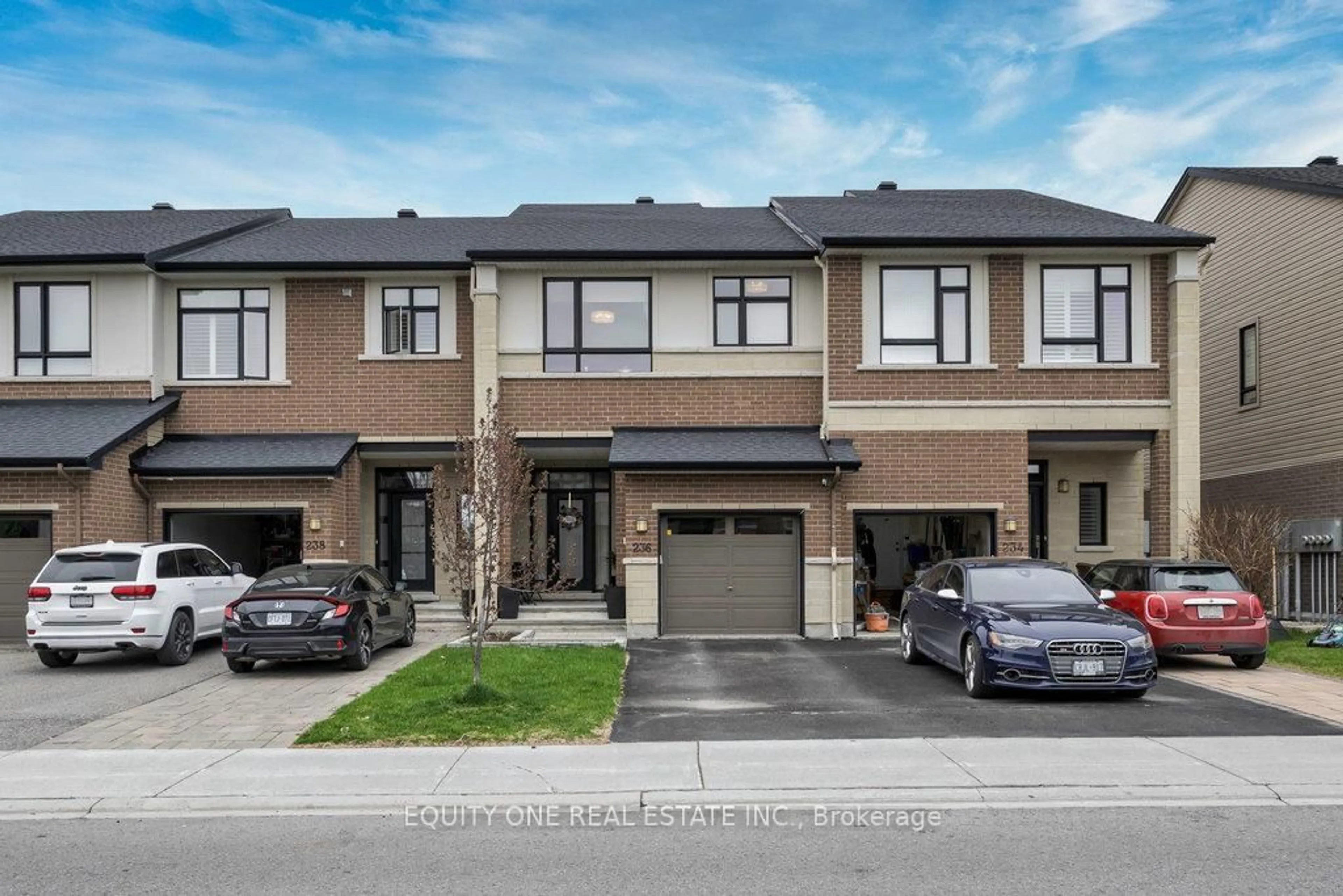 A pic from outside/outdoor area/front of a property/back of a property/a pic from drone, street for 236 Southbridge St, Ottawa Ontario K4M 0C5
