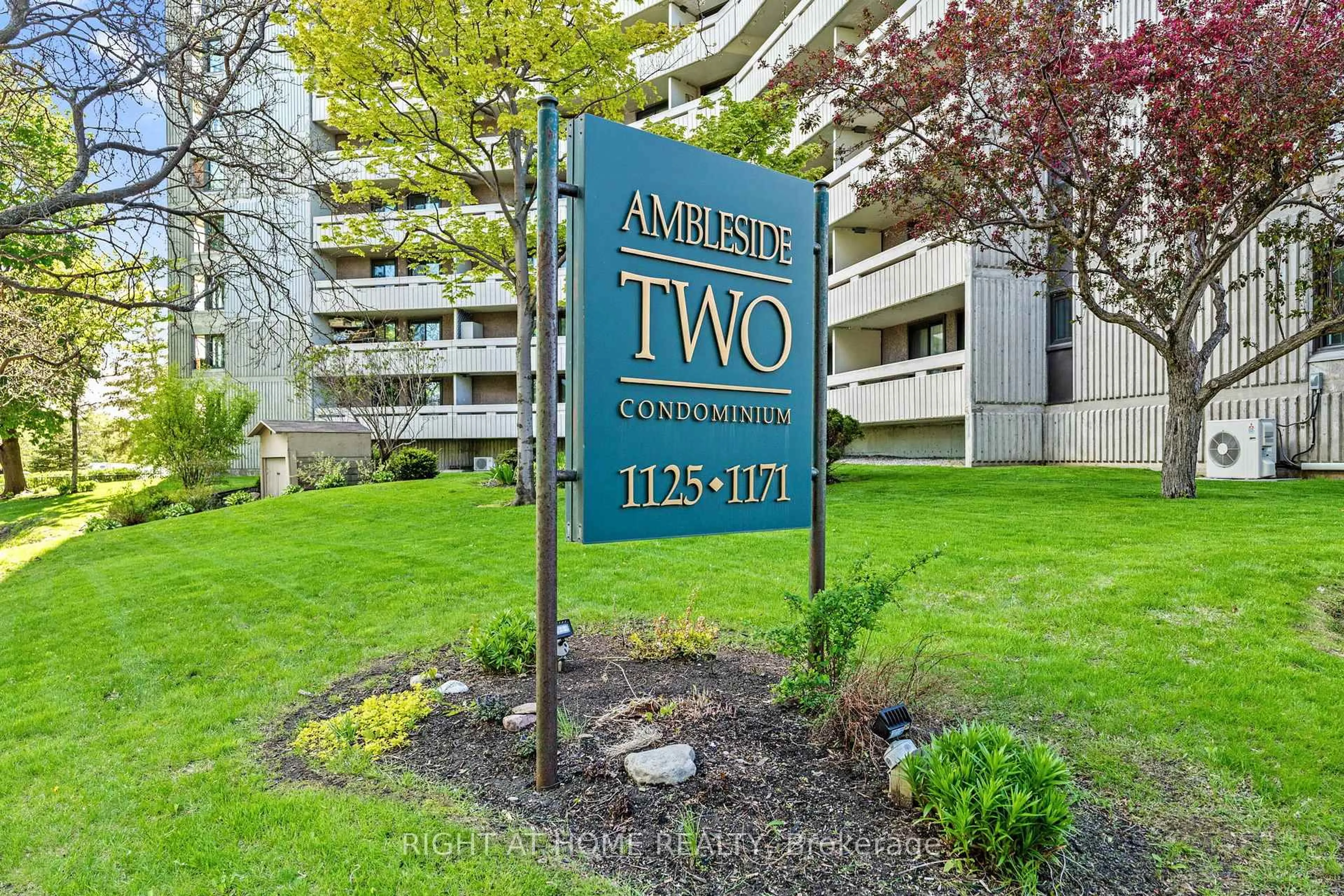 Indoor foyer for 1171 AMBLESIDE Dr #1102, Ottawa Ontario K2B 8E1