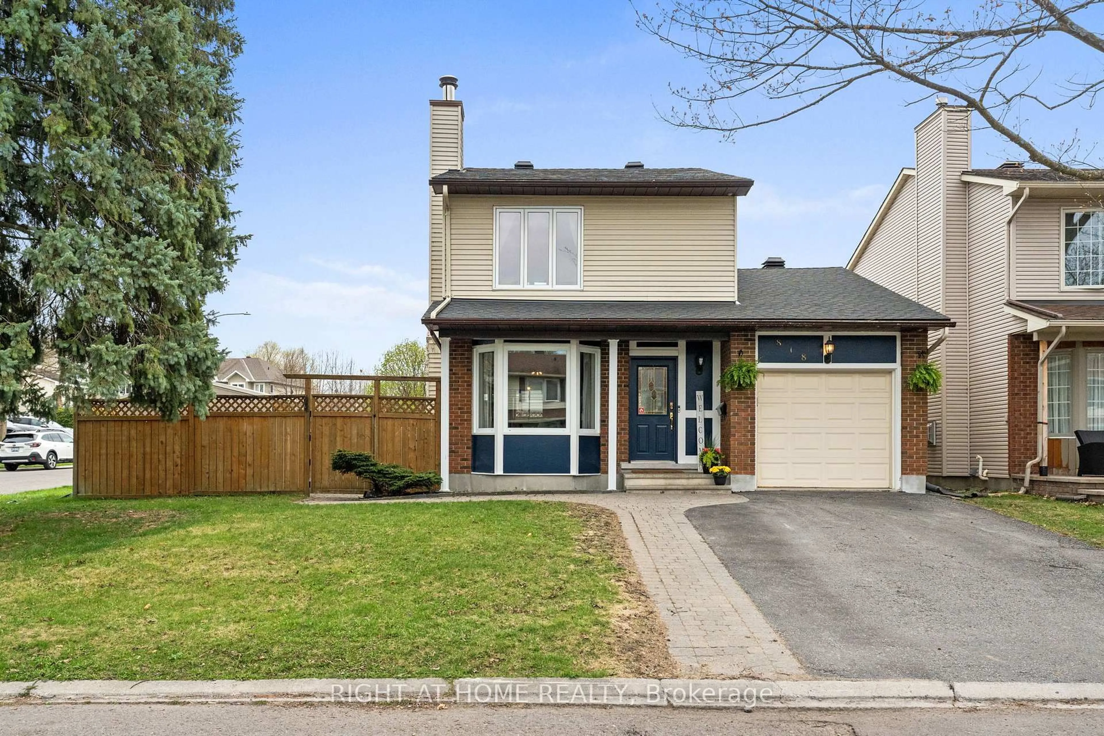 Home with brick exterior material, street for 818 GADWELL Crt, Ottawa Ontario K1E 2L1
