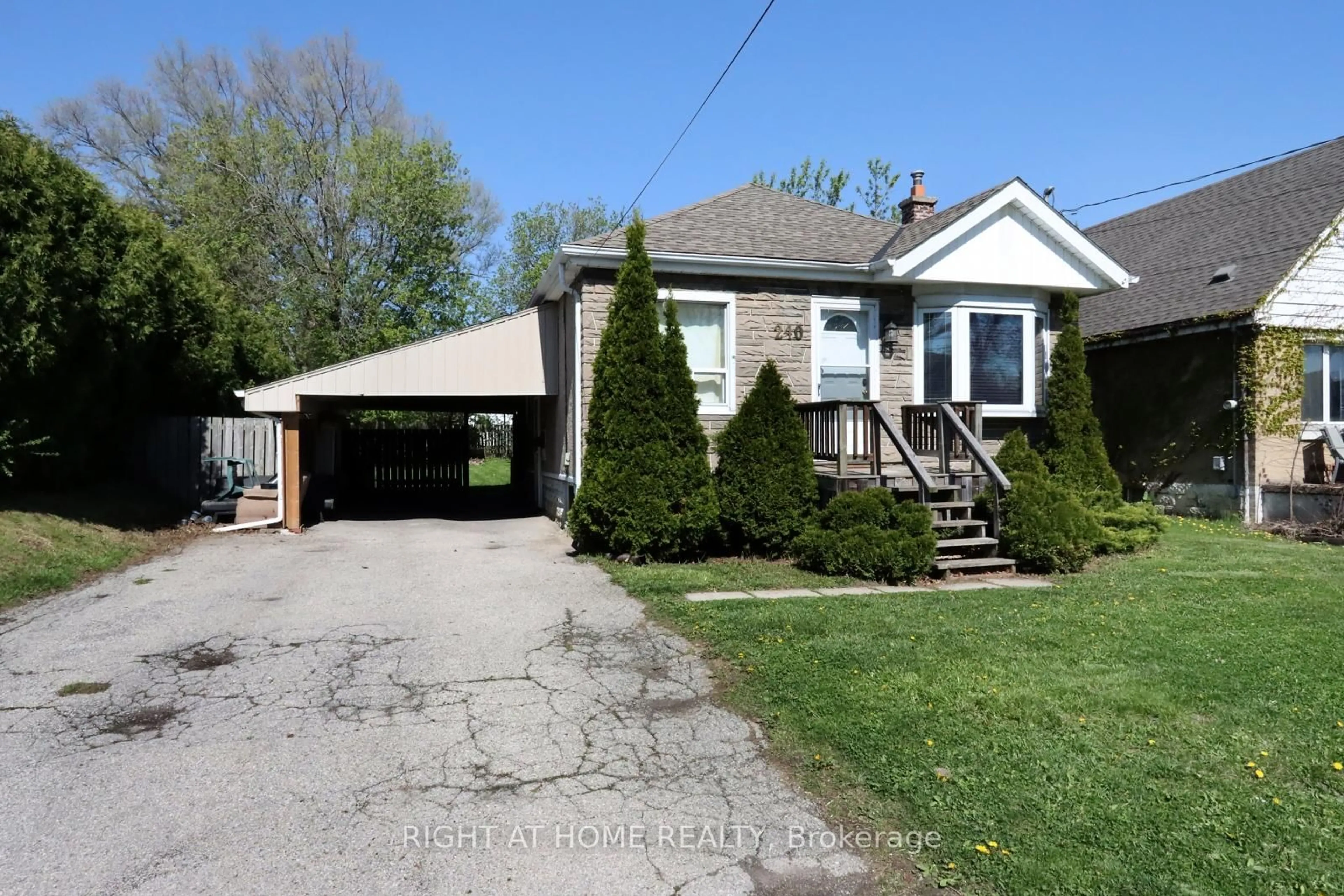 Unknown for 240 East 22nd St, Hamilton Ontario L8V 2V7