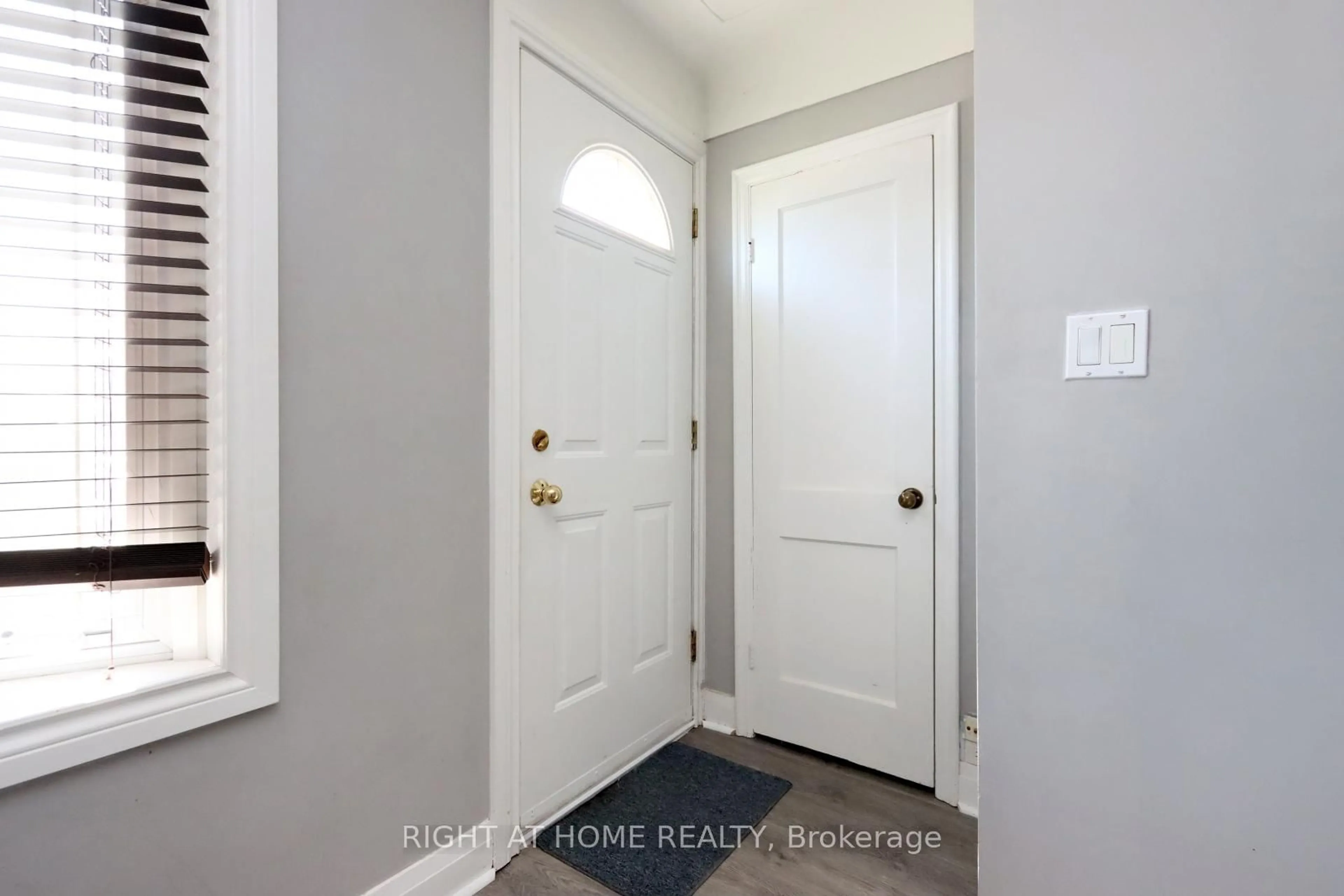 Indoor entryway for 240 East 22nd St, Hamilton Ontario L8V 2V7