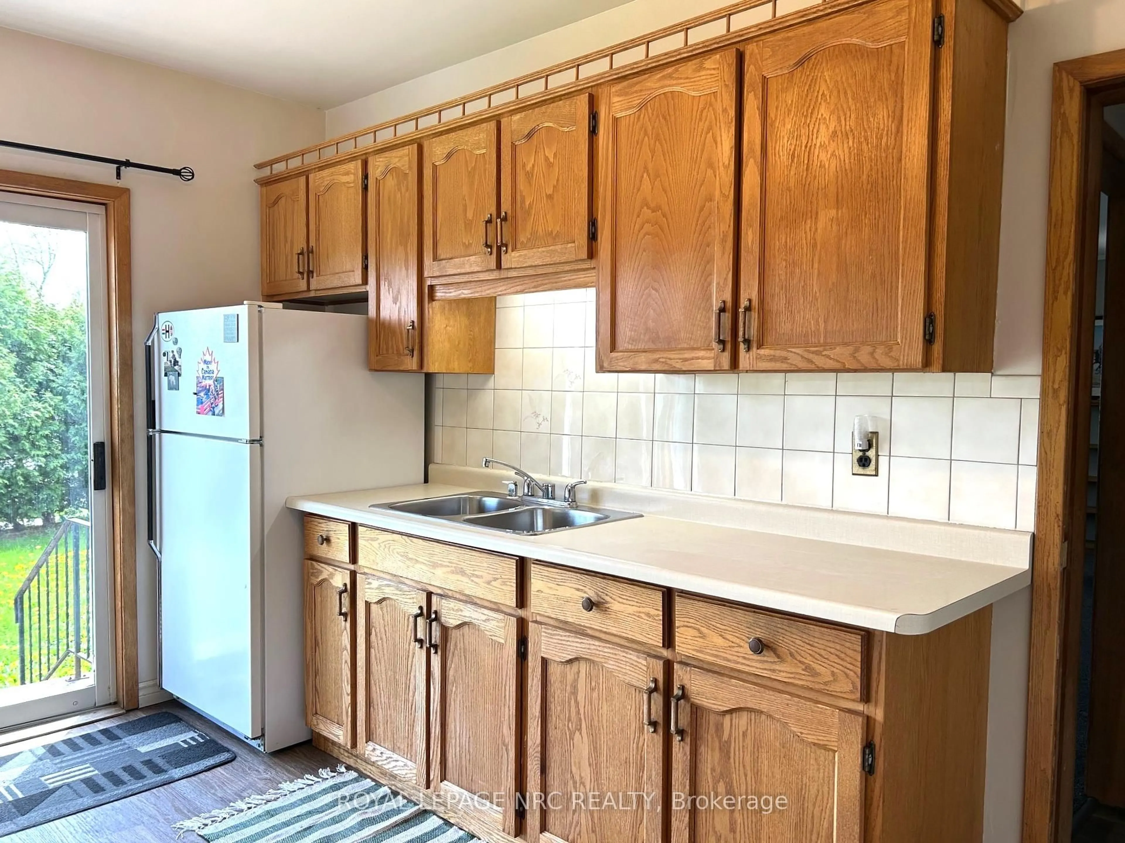 Standard kitchen, unknown for 1 Klines Ave, Welland Ontario L3C 1Z7