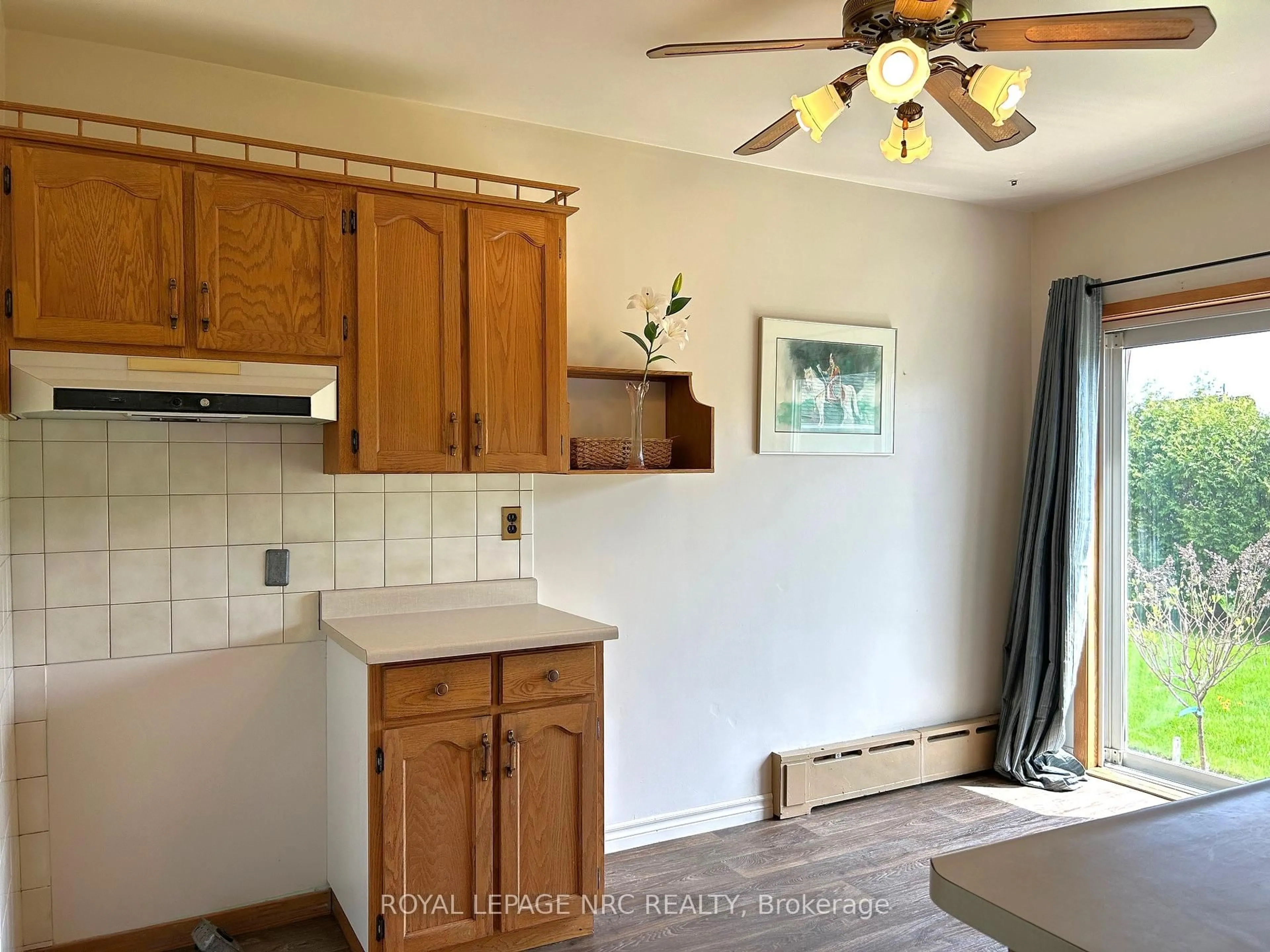 Standard kitchen, ceramic/tile floor for 1 Klines Ave, Welland Ontario L3C 1Z7