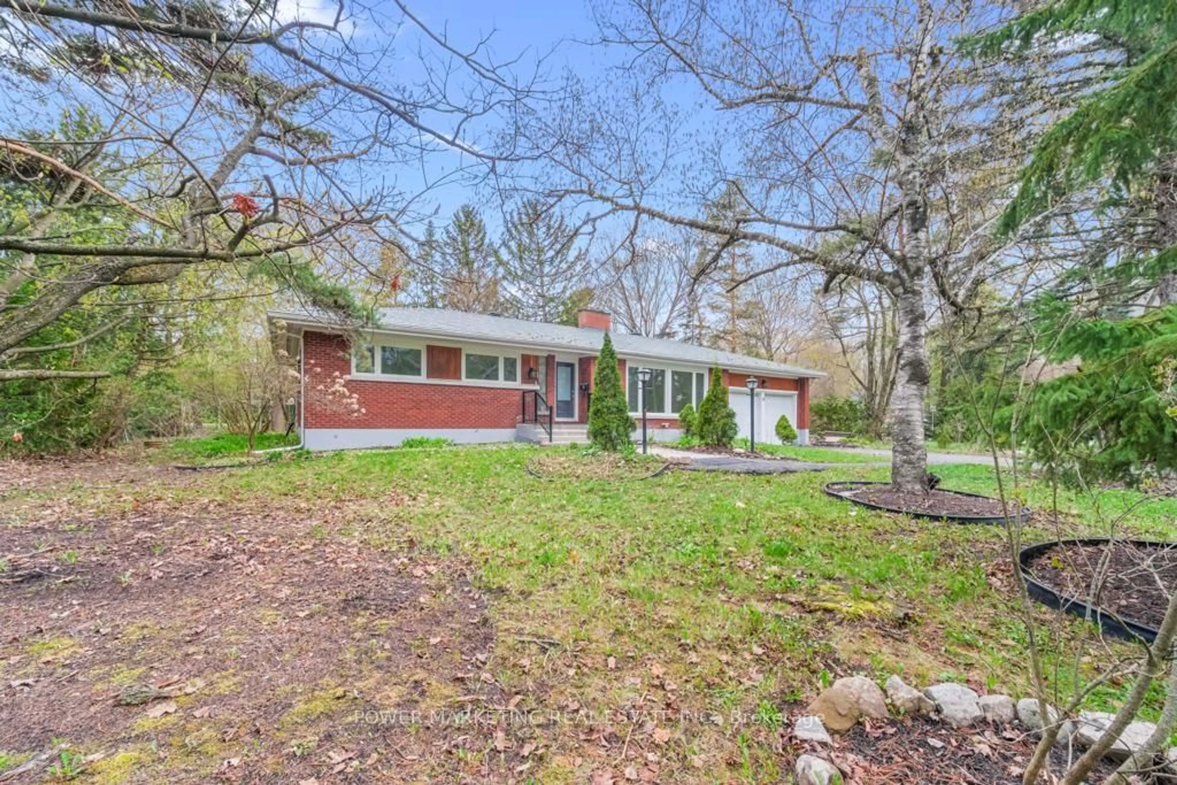 A pic from outside/outdoor area/front of a property/back of a property/a pic from drone, street for 17 ROTHWELL Dr, Gloucester Ontario K1J 7G5