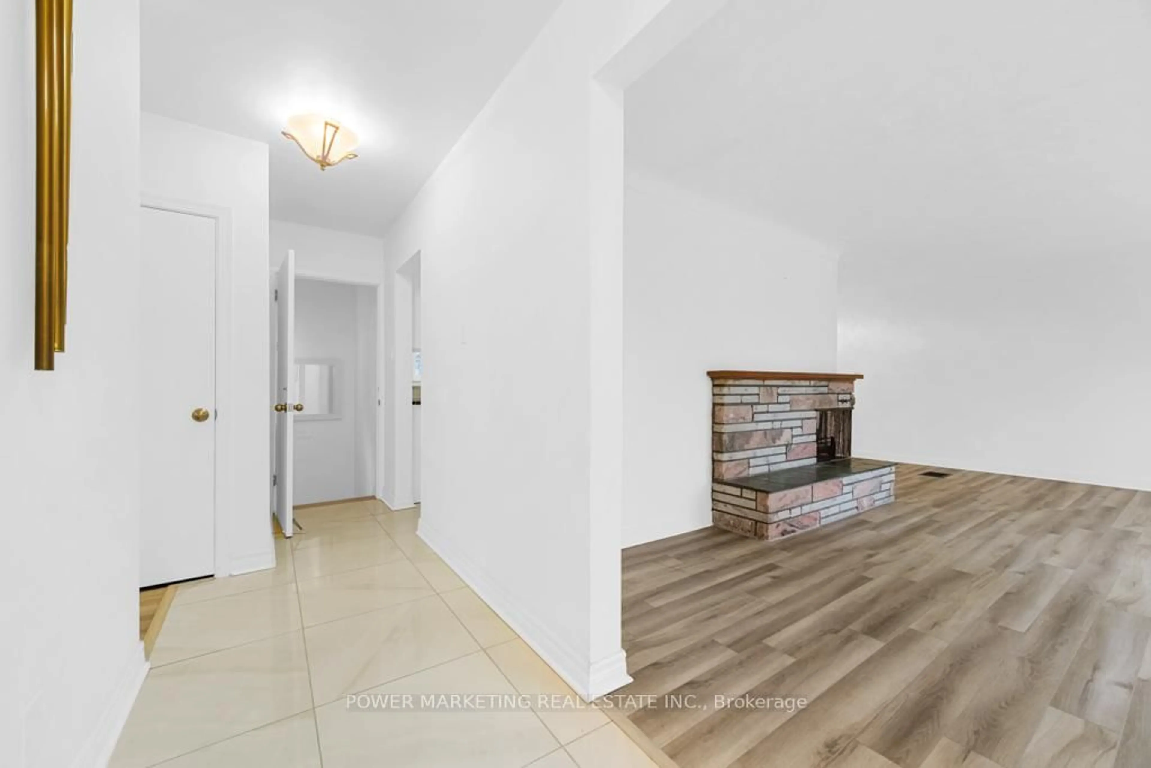 Indoor entryway for 17 ROTHWELL Dr, Gloucester Ontario K1J 7G5