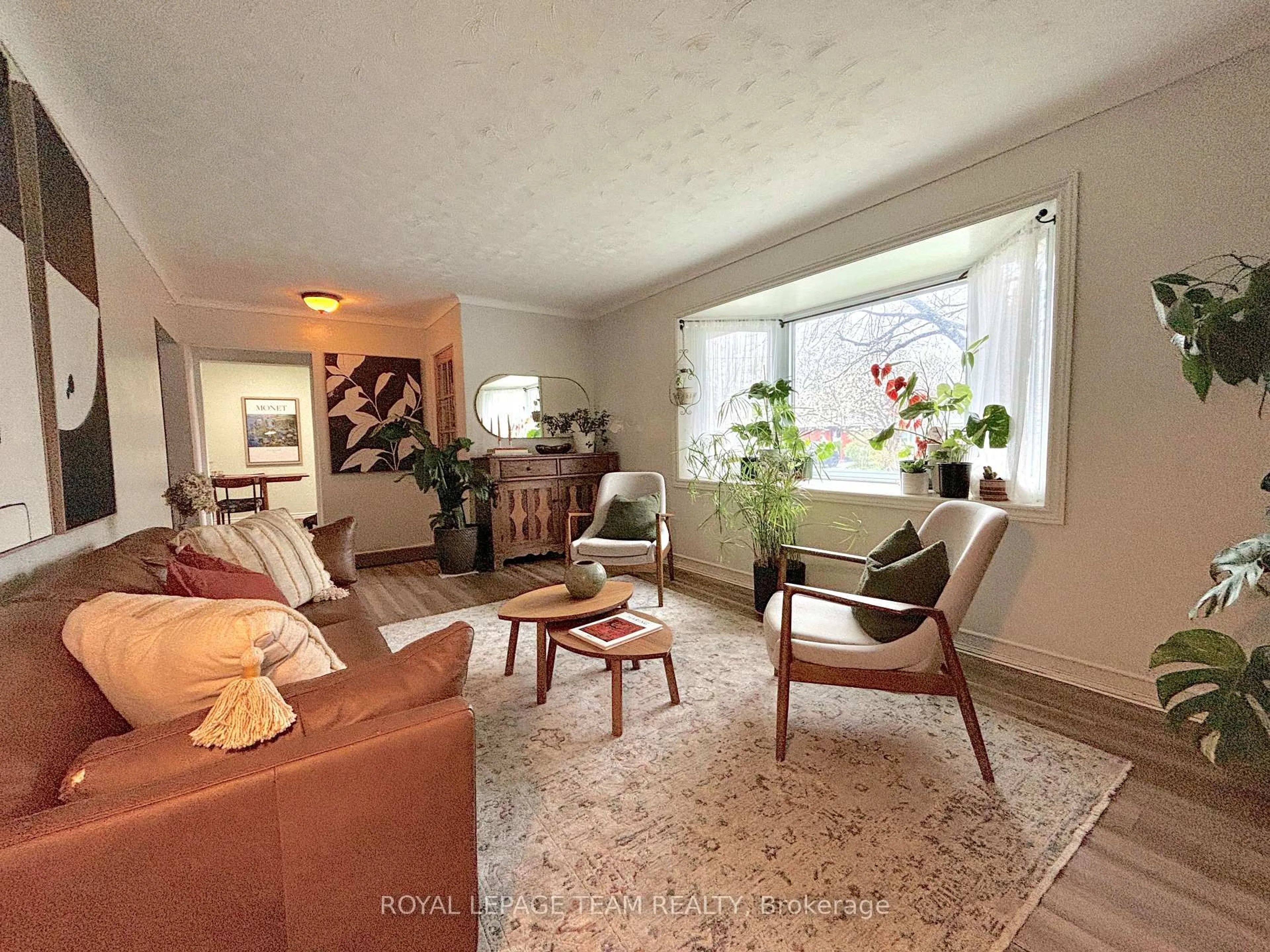 Living room with furniture, unknown for 1452 Chatelain Ave, Ottawa Ontario K1Z 8B1