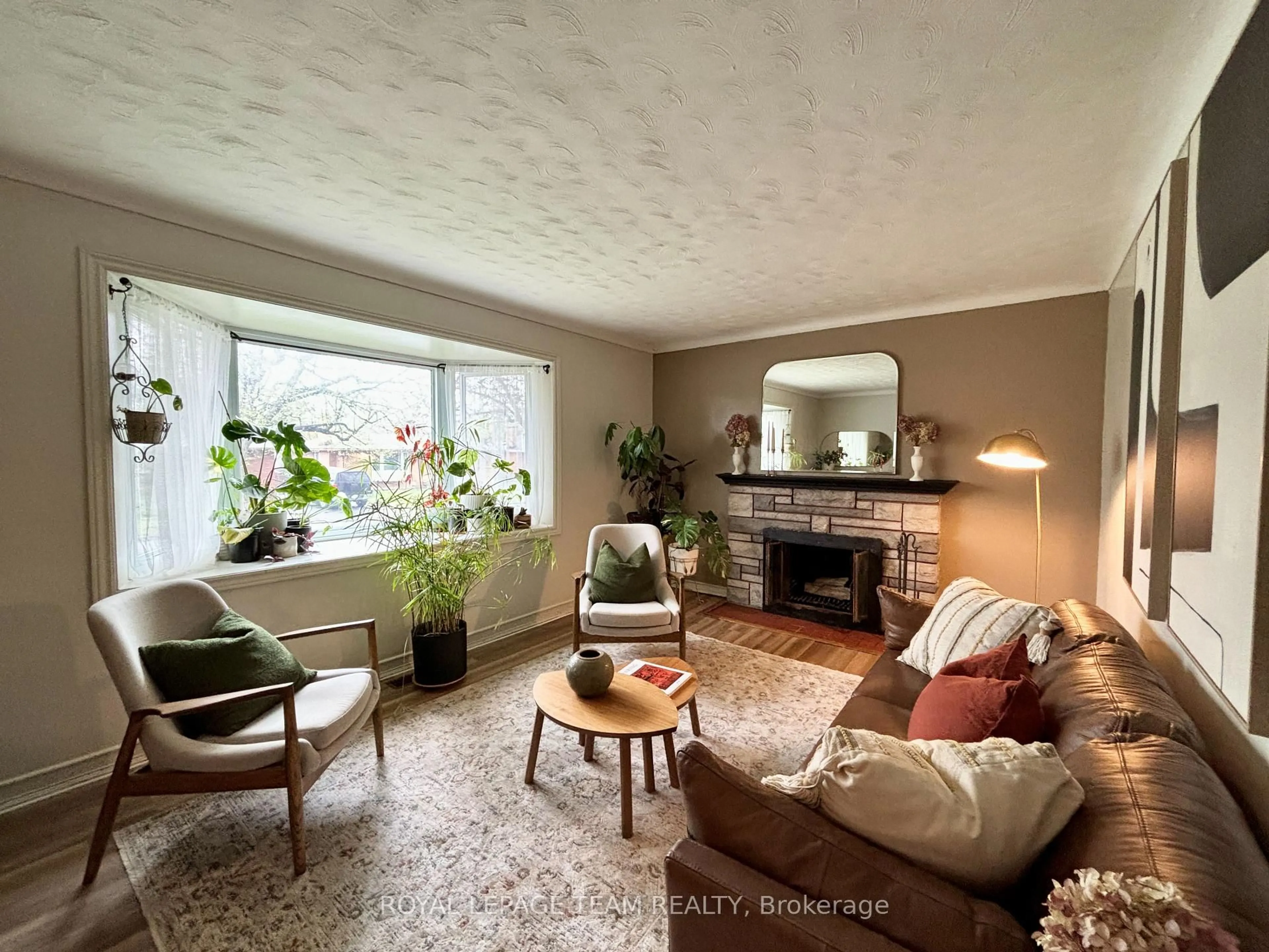 Living room with furniture, unknown for 1452 Chatelain Ave, Ottawa Ontario K1Z 8B1