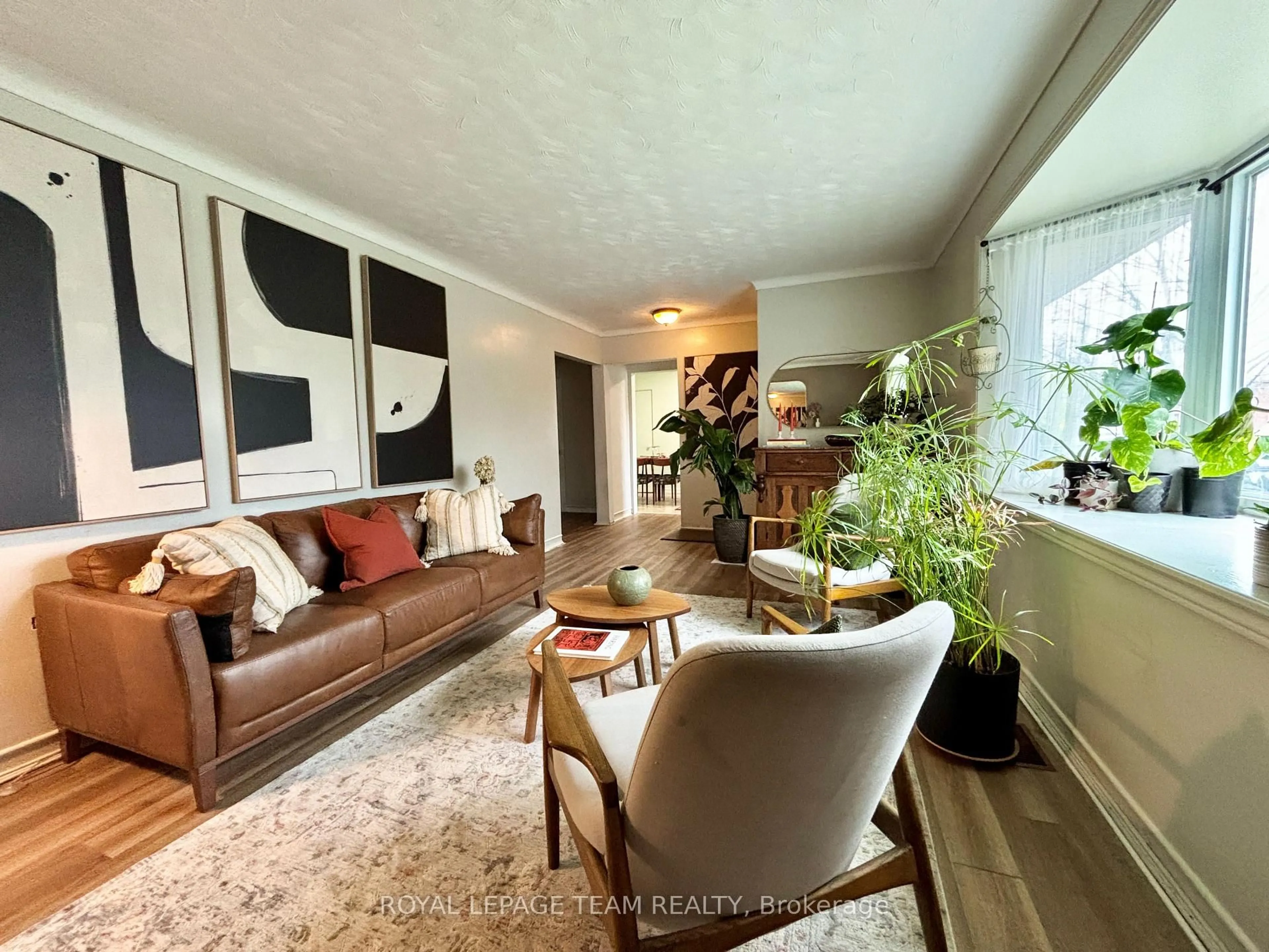 Living room with furniture, unknown for 1452 Chatelain Ave, Ottawa Ontario K1Z 8B1