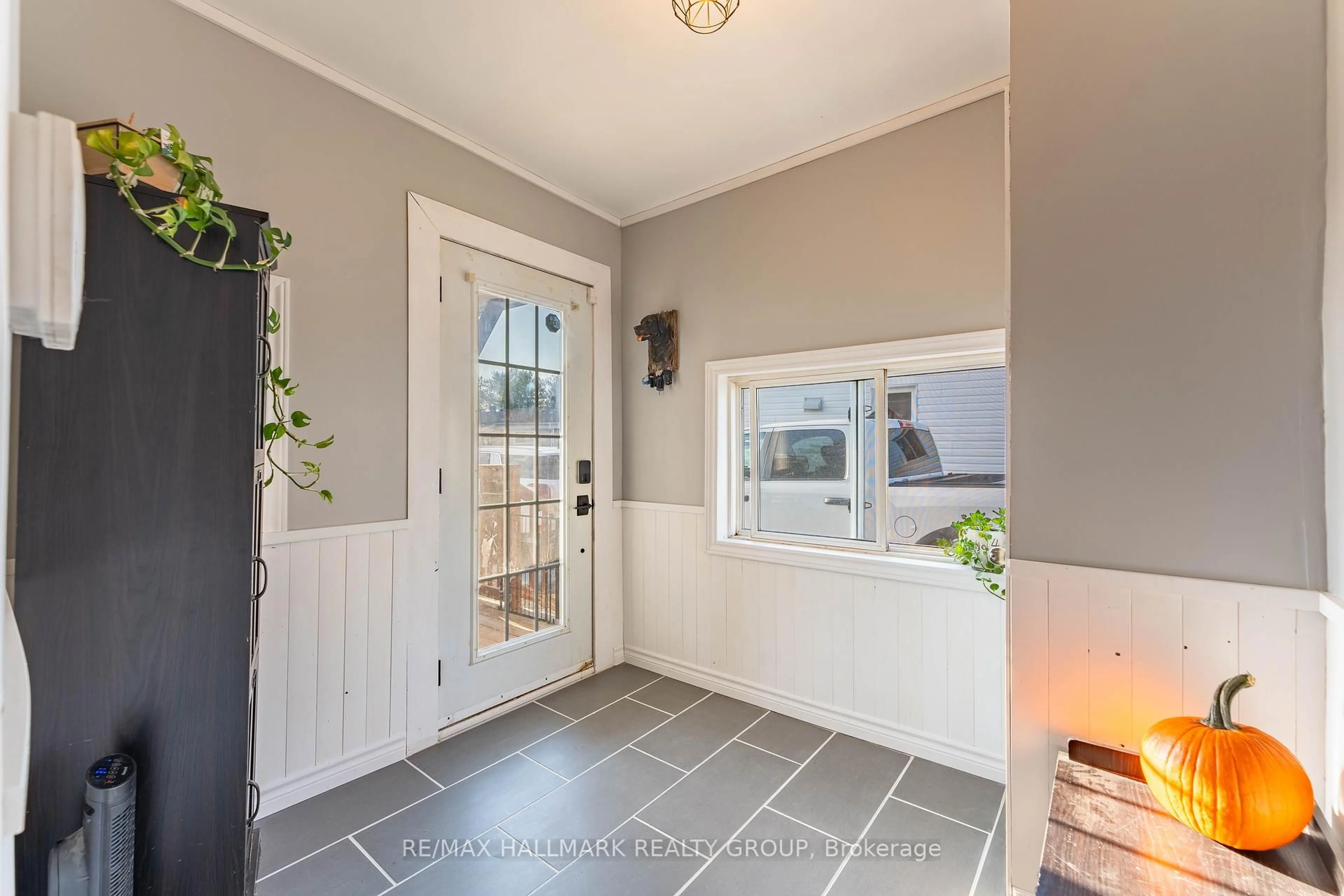 Indoor entryway for 307 FRONT Rd #3, Hawkesbury Ontario K6A 2T1