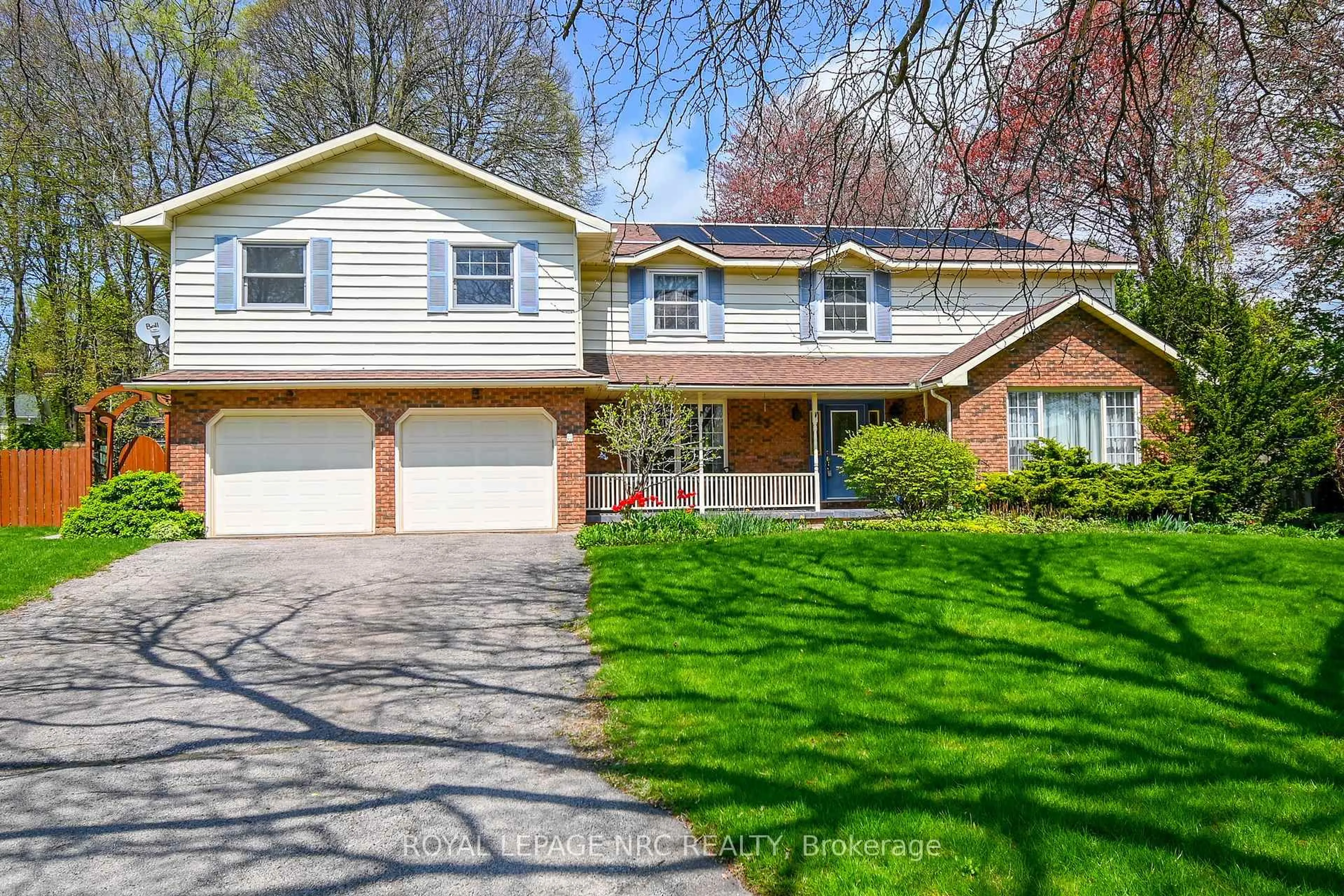 Home with vinyl exterior material, street for 23 Longspur Circ, Pelham Ontario L0S 1E2