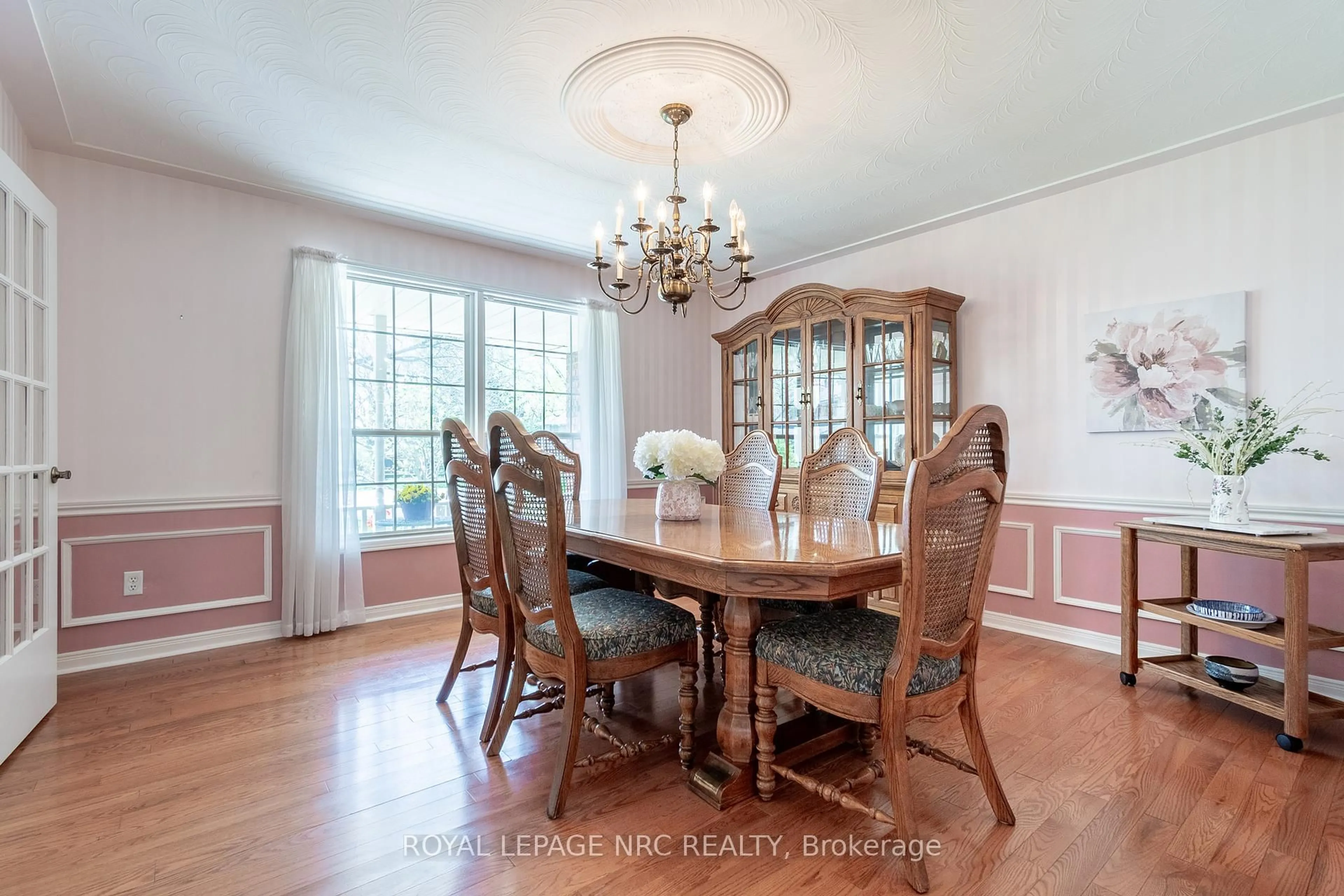 Dining room, wood/laminate floor for 23 Longspur Circ, Pelham Ontario L0S 1E2