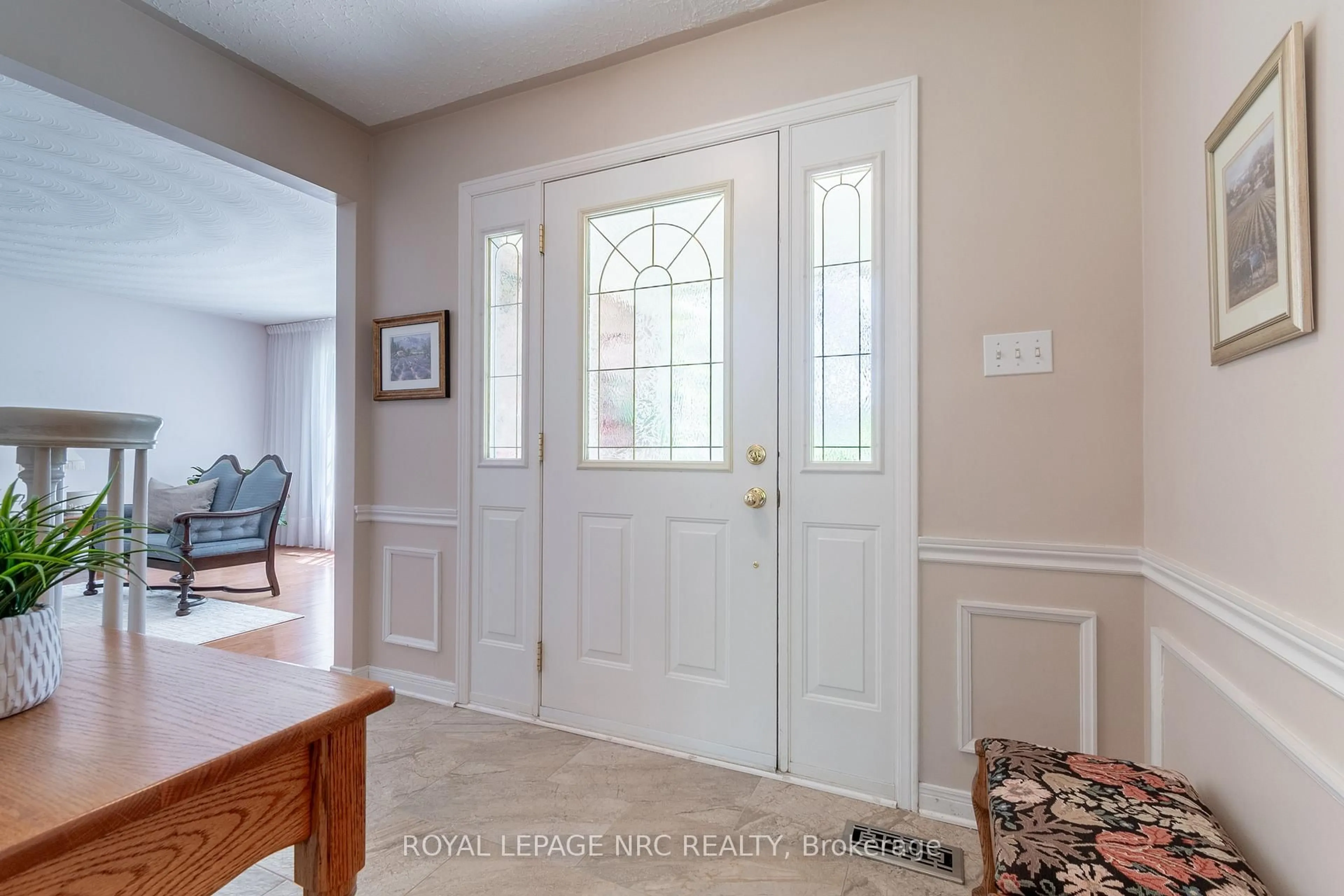Indoor entryway for 23 Longspur Circ, Pelham Ontario L0S 1E2