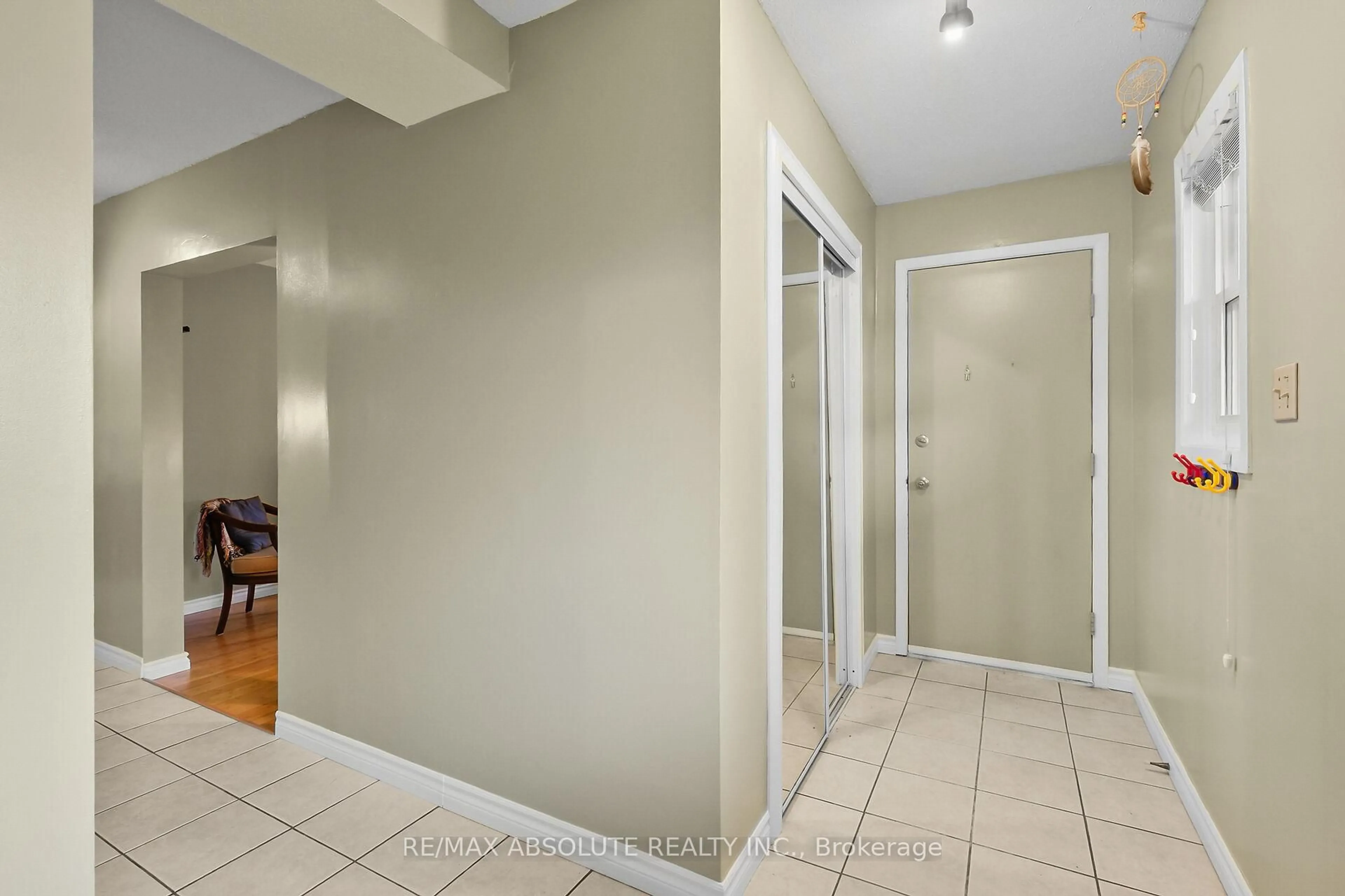 Indoor entryway for 219 McCurdy Dr, Ottawa Ontario K2L 2L5