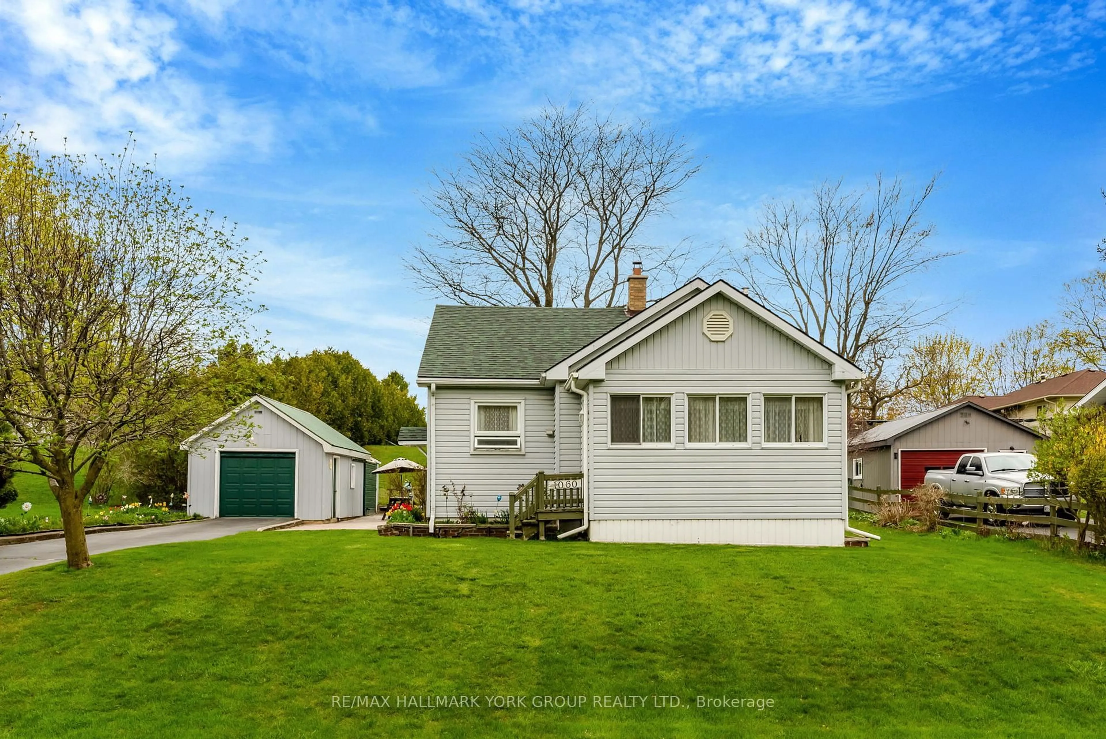 Home with vinyl exterior material, street for 1060 Princes St, Kincardine Ontario N2Z 1X8