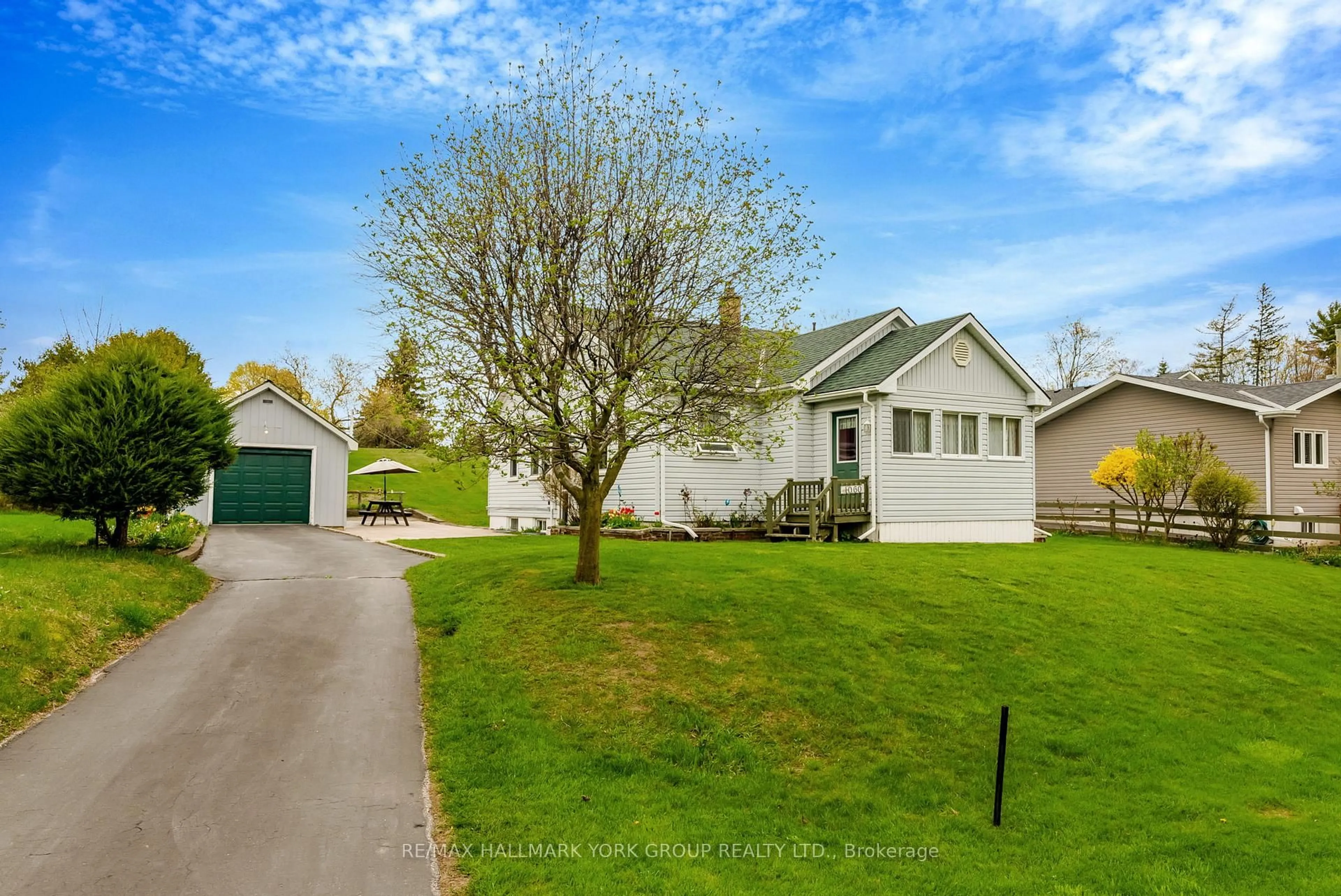 Home with vinyl exterior material, street for 1060 Princes St, Kincardine Ontario N2Z 1X8