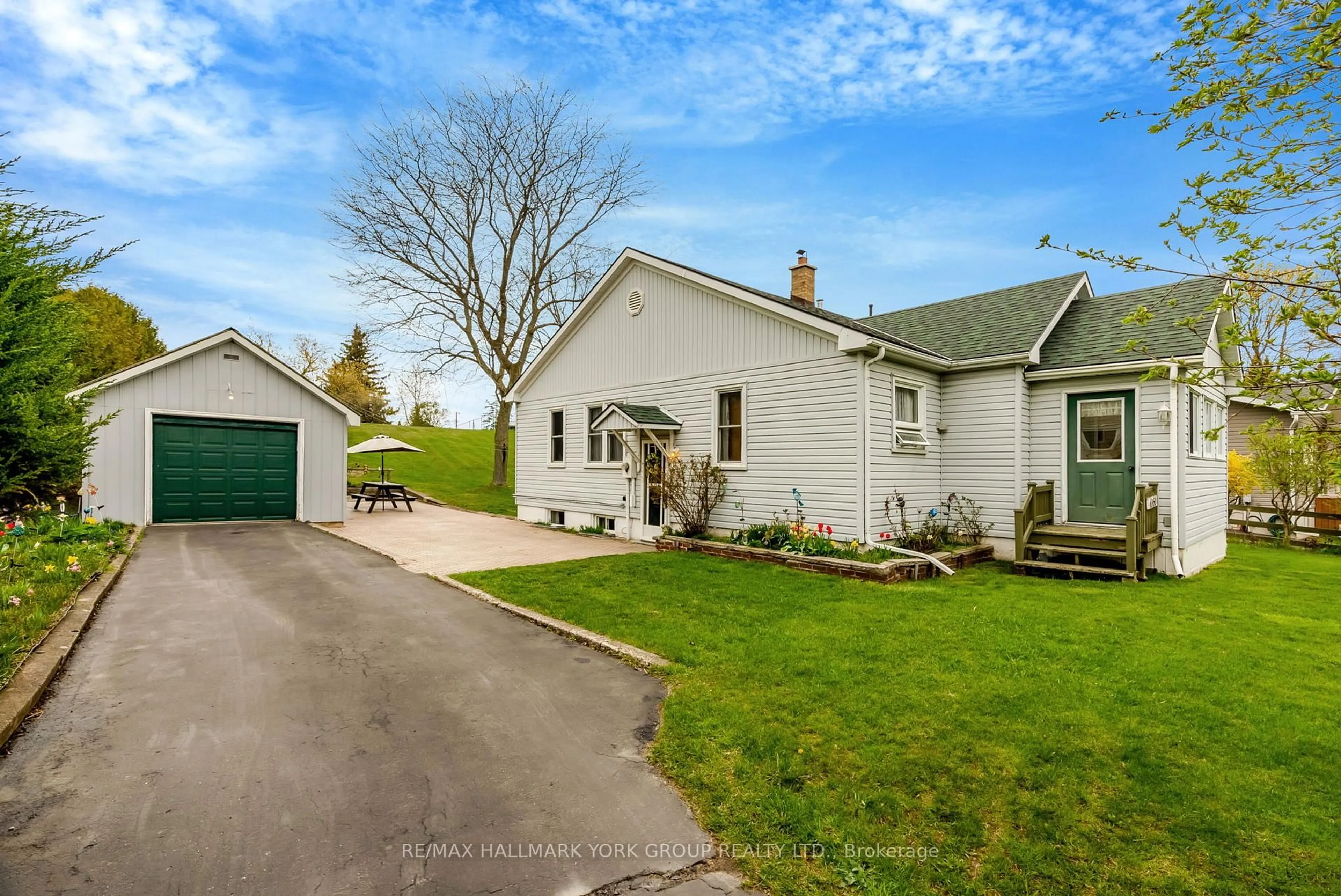 A pic from outside/outdoor area/front of a property/back of a property/a pic from drone, street for 1060 Princes St, Kincardine Ontario N2Z 1X8