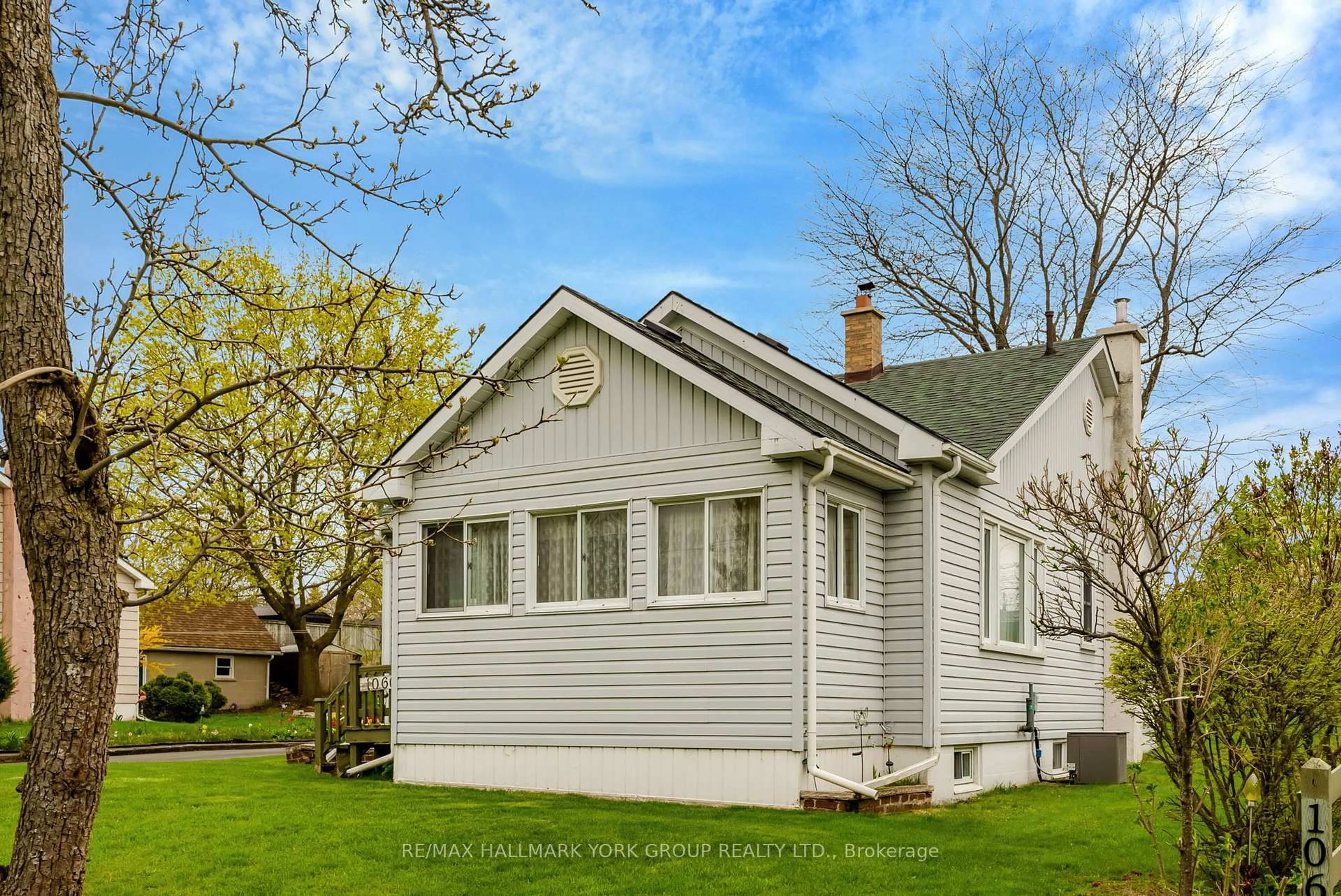 Home with vinyl exterior material, street for 1060 Princes St, Kincardine Ontario N2Z 1X8