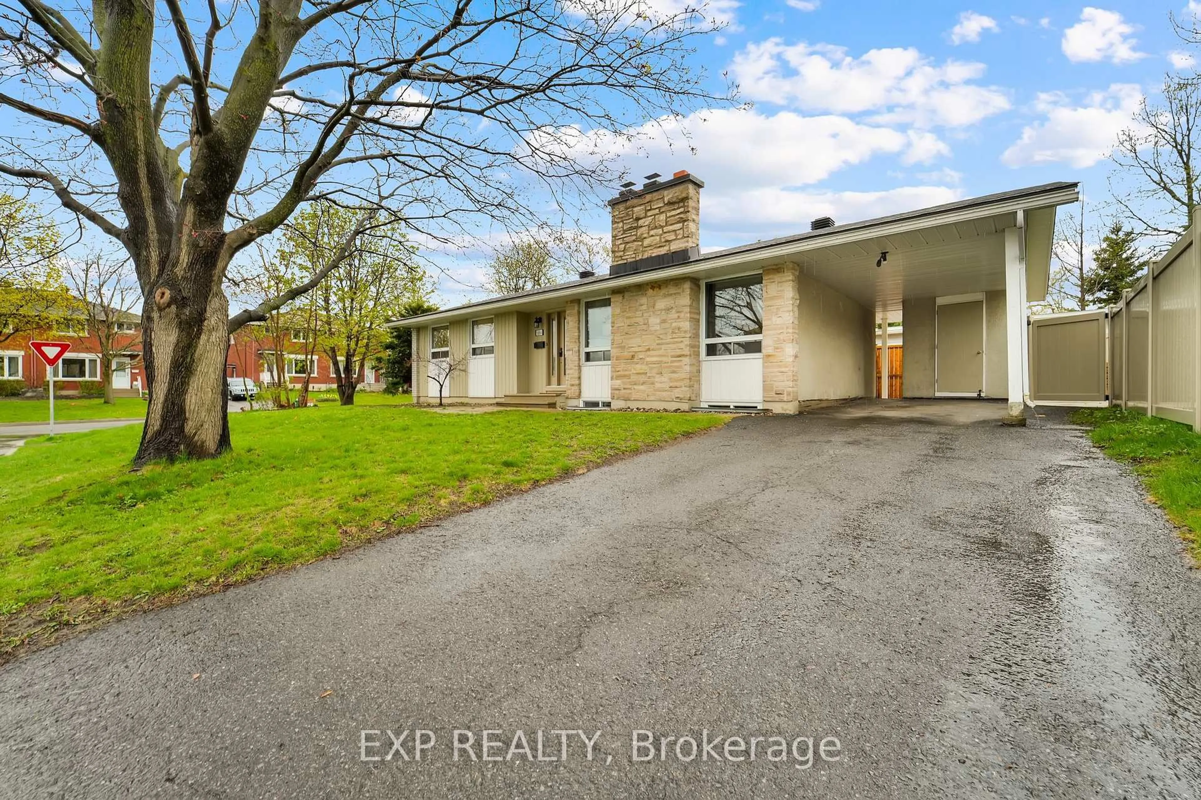 A pic from outside/outdoor area/front of a property/back of a property/a pic from drone, unknown for 1884 Savoy Pl, Ottawa Ontario K2C 0W1