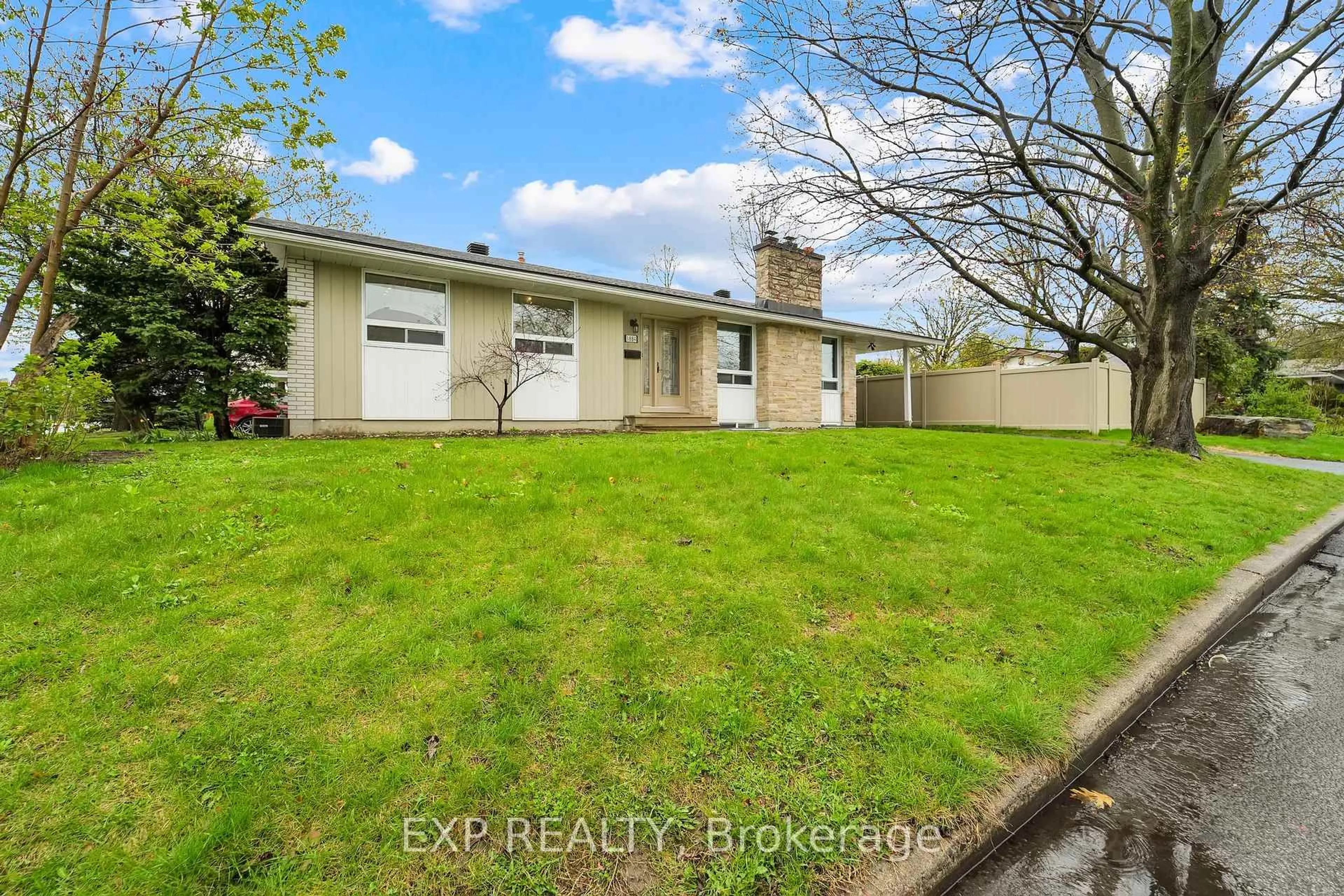 A pic from outside/outdoor area/front of a property/back of a property/a pic from drone, street for 1884 Savoy Pl, Ottawa Ontario K2C 0W1