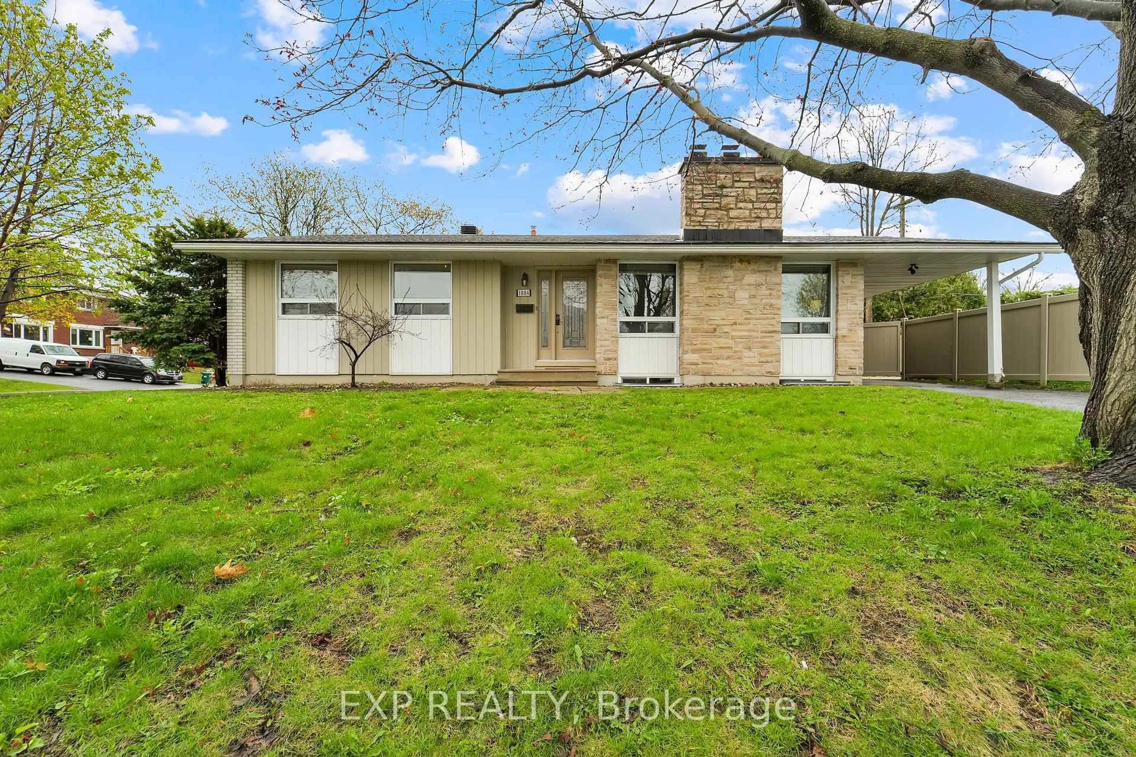 A pic from outside/outdoor area/front of a property/back of a property/a pic from drone, building for 1884 Savoy Pl, Ottawa Ontario K2C 0W1