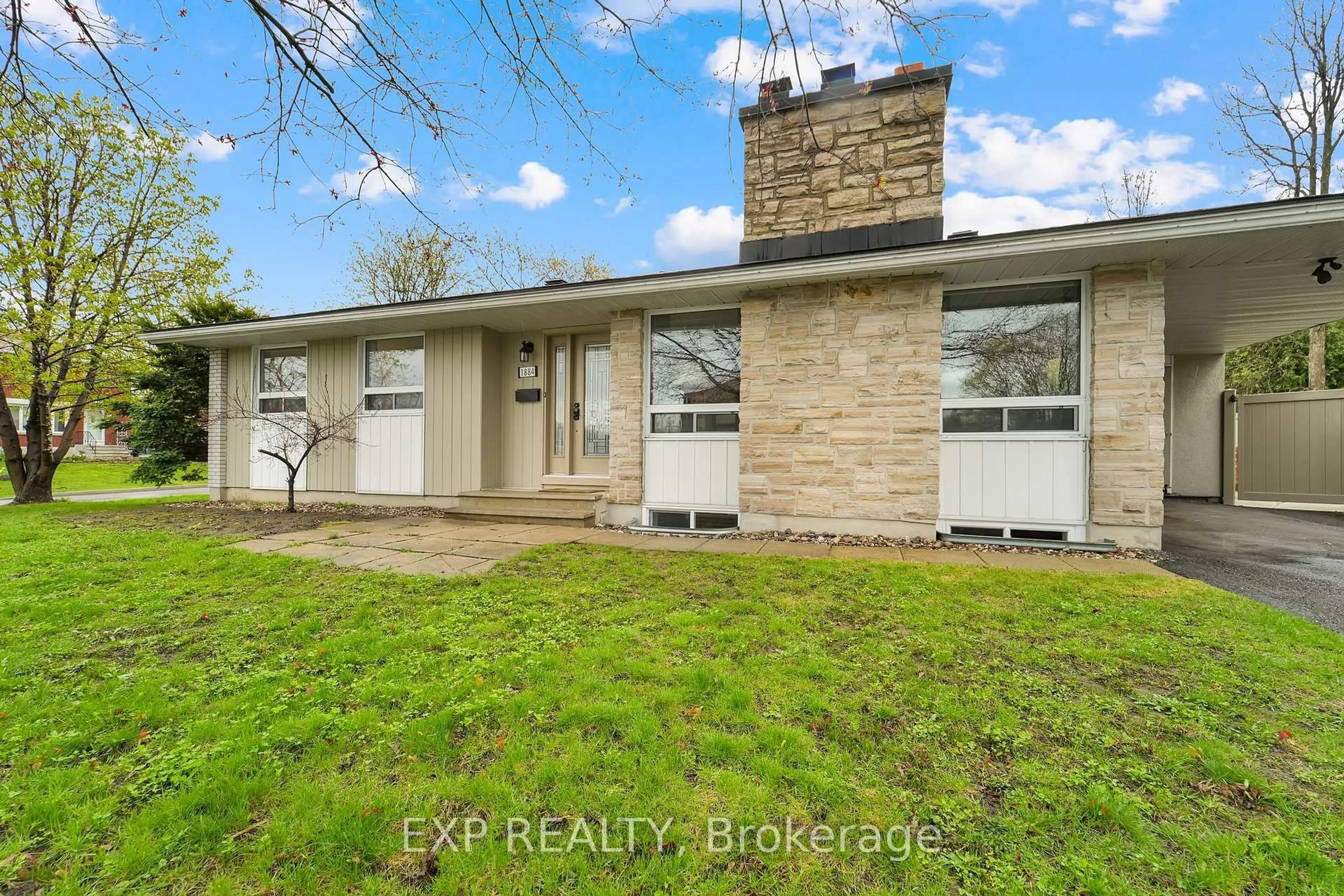A pic from outside/outdoor area/front of a property/back of a property/a pic from drone, building for 1884 Savoy Pl, Ottawa Ontario K2C 0W1