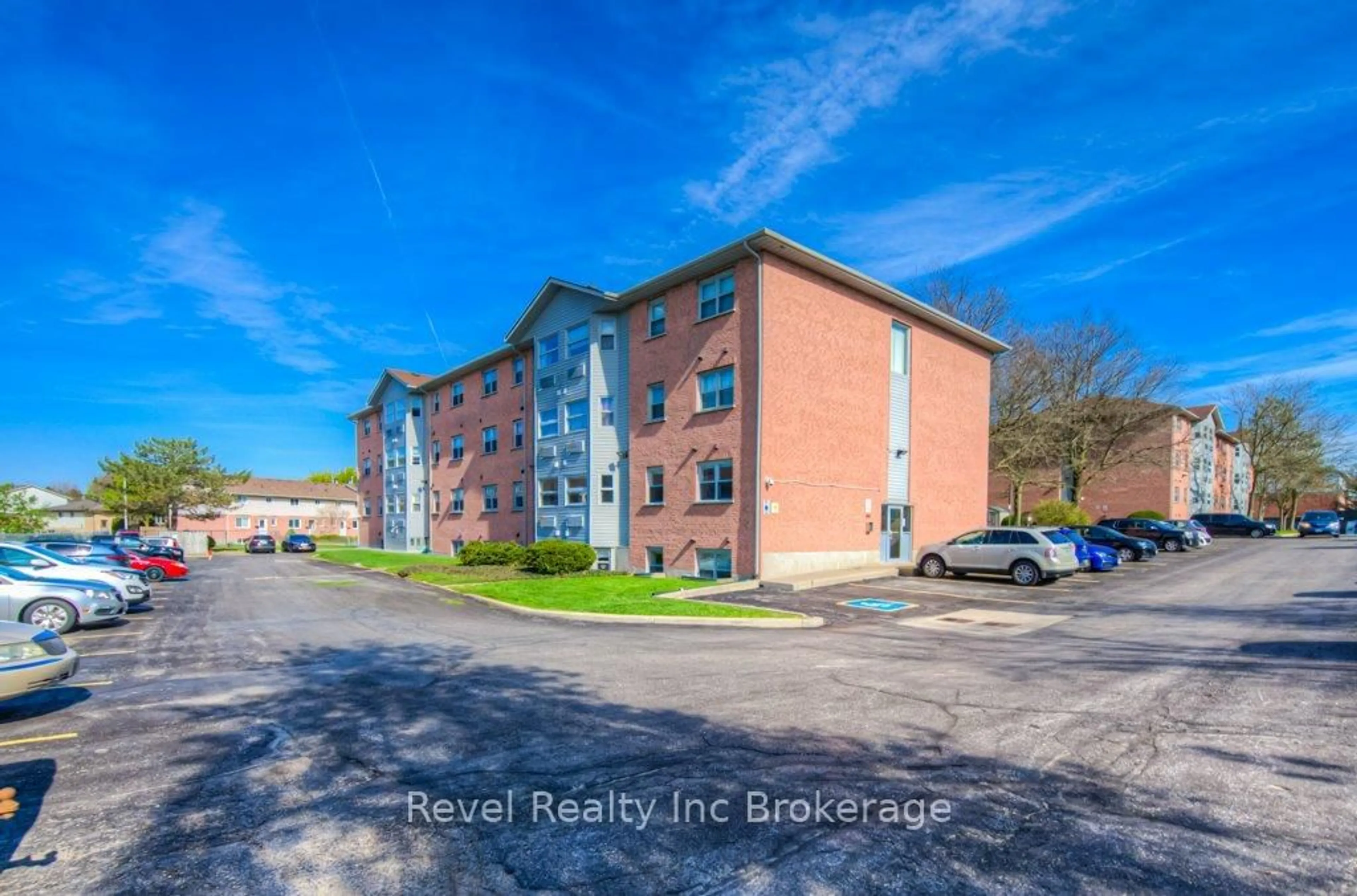 A pic from outside/outdoor area/front of a property/back of a property/a pic from drone, building for 64 Hiawatha Rd #46, Woodstock Ontario N4T 1P4