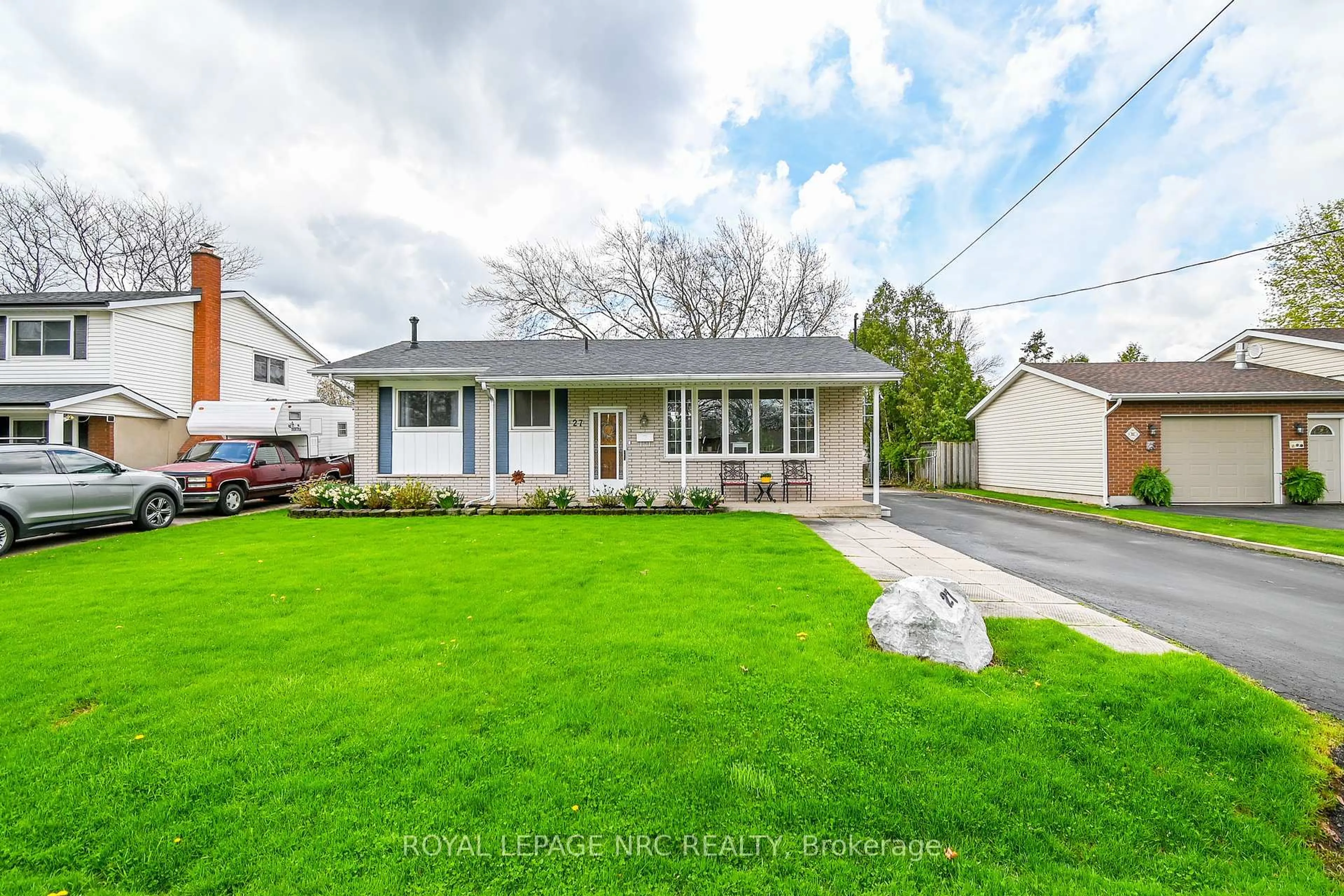 Home with vinyl exterior material, street for 27 Forest Rd, Grimsby Ontario L3M 2J4
