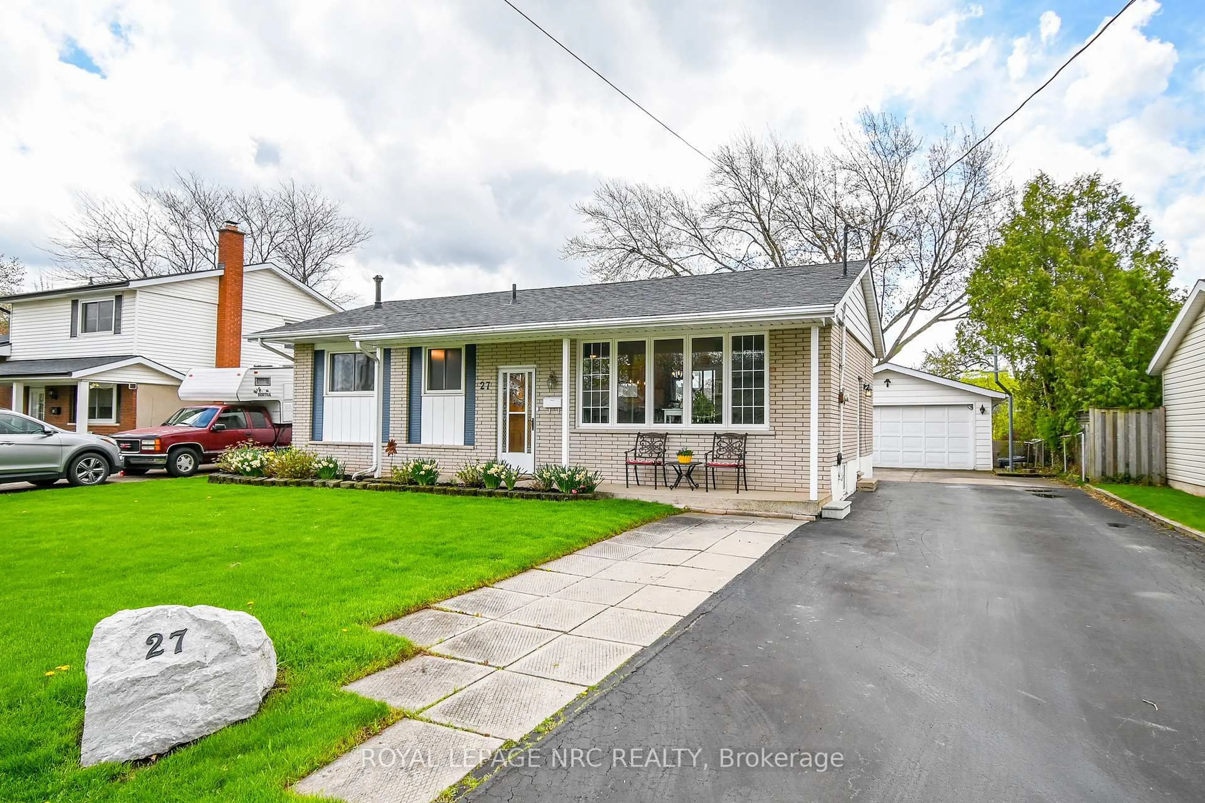 A pic from outside/outdoor area/front of a property/back of a property/a pic from drone, street for 27 Forest Rd, Grimsby Ontario L3M 2J4