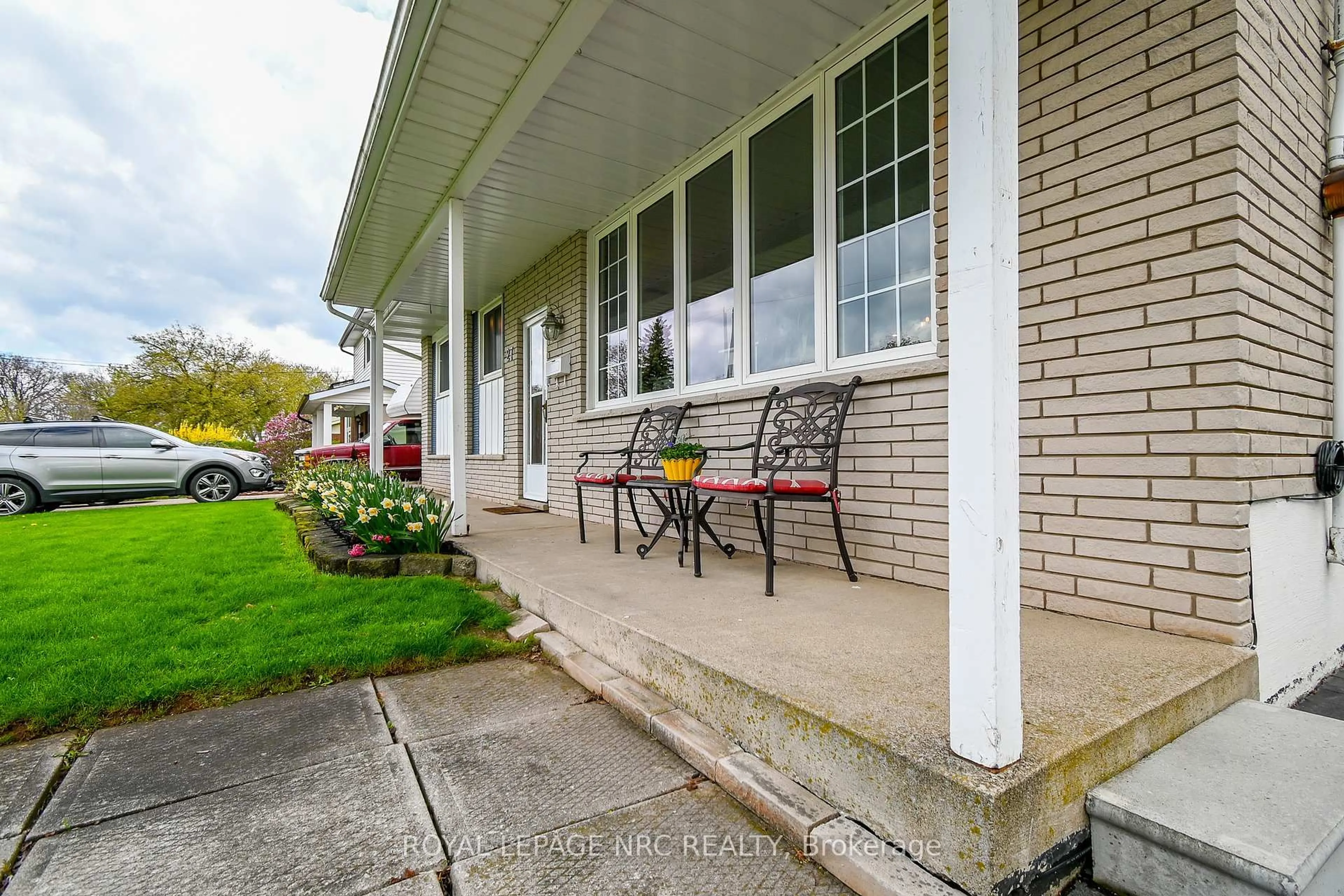 Patio, street for 27 Forest Rd, Grimsby Ontario L3M 2J4