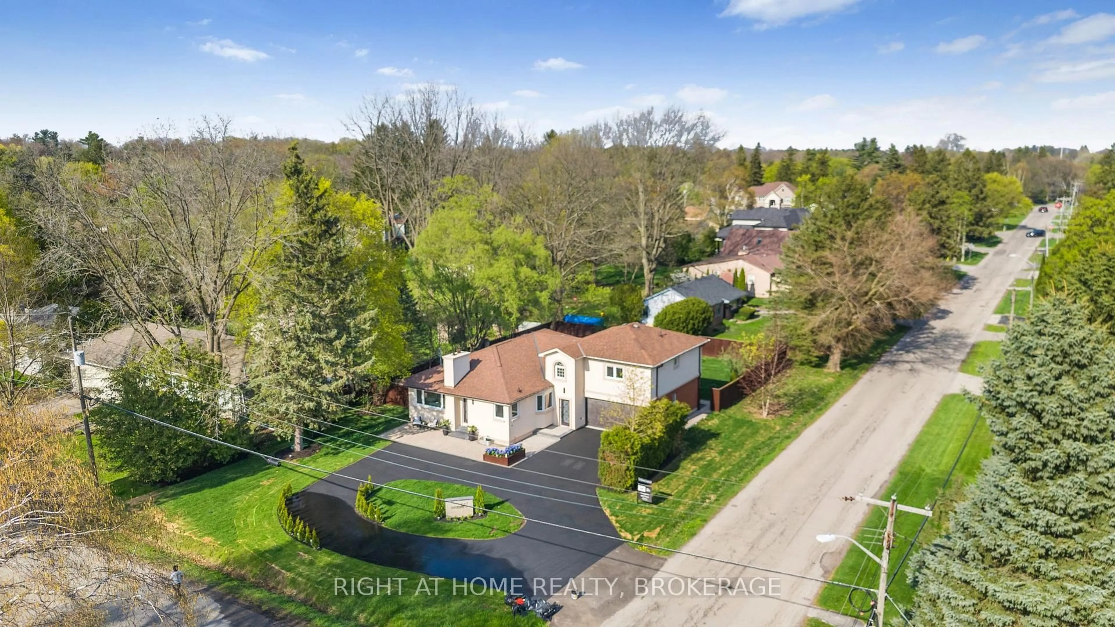 A pic from outside/outdoor area/front of a property/back of a property/a pic from drone, street for 347 Mapledene Dr, Hamilton Ontario L9G 2K3