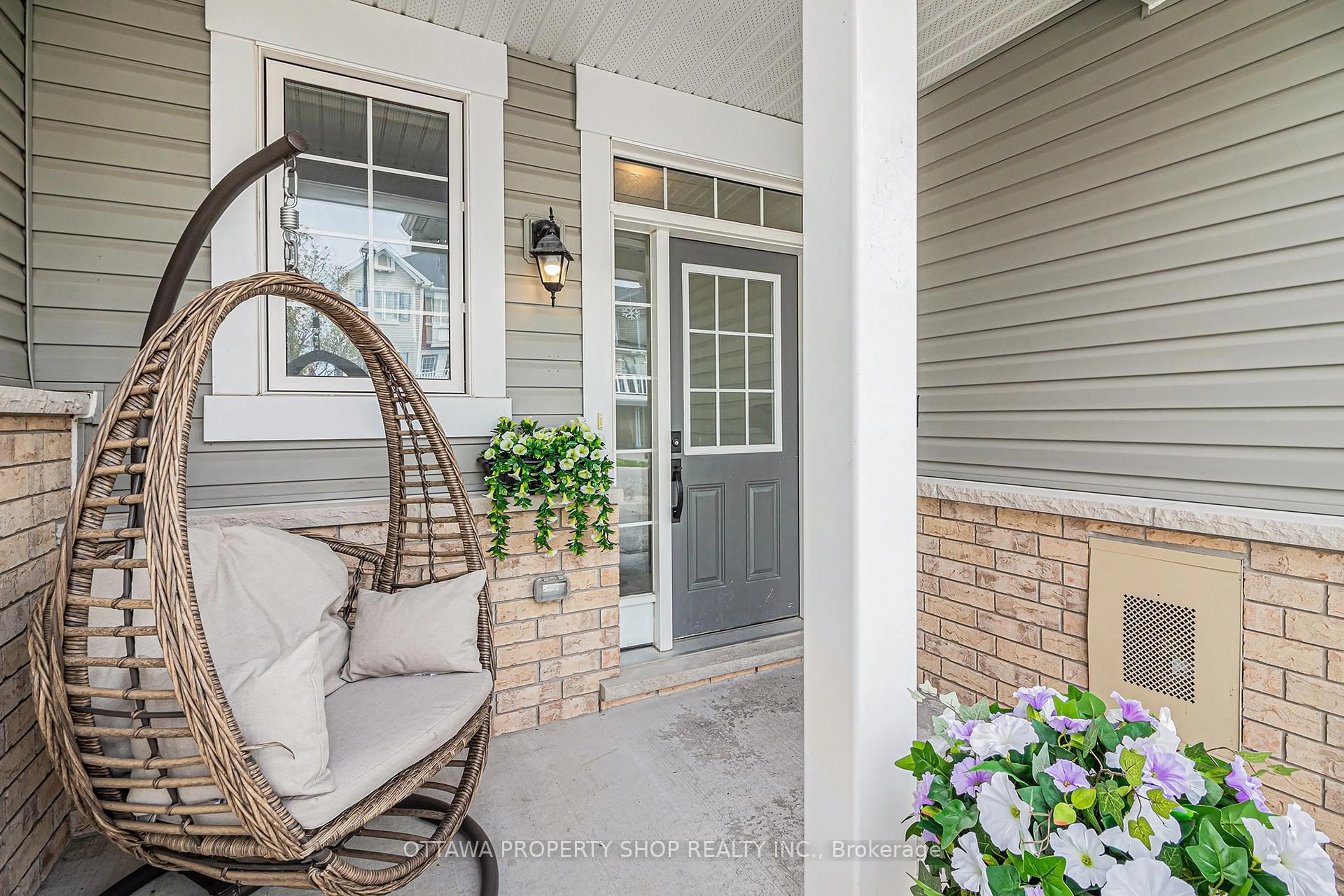 Indoor entryway for 632 Bluegill Ave, Ottawa Ontario K2J 5Y8