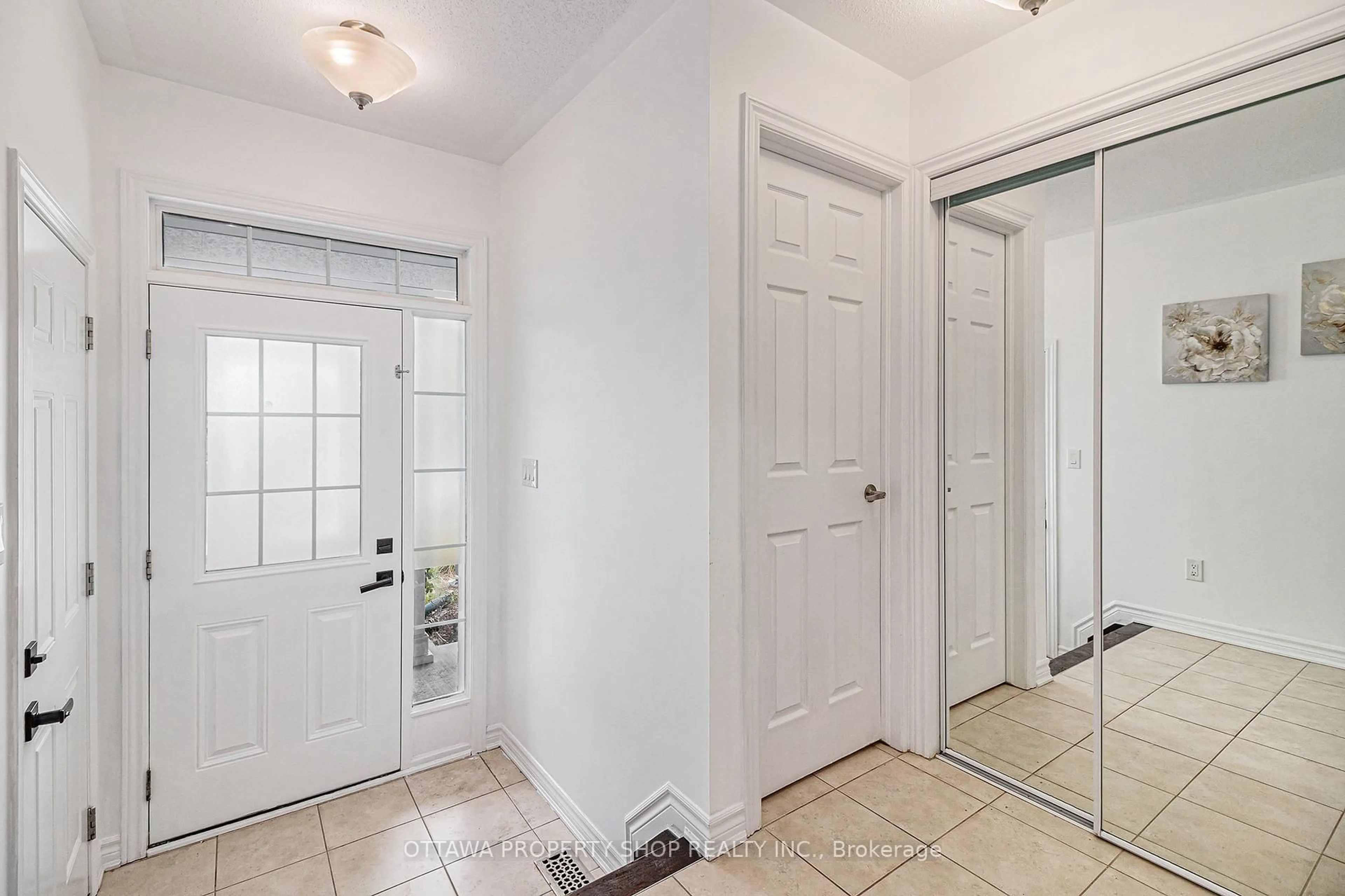 Indoor entryway for 632 Bluegill Ave, Ottawa Ontario K2J 5Y8