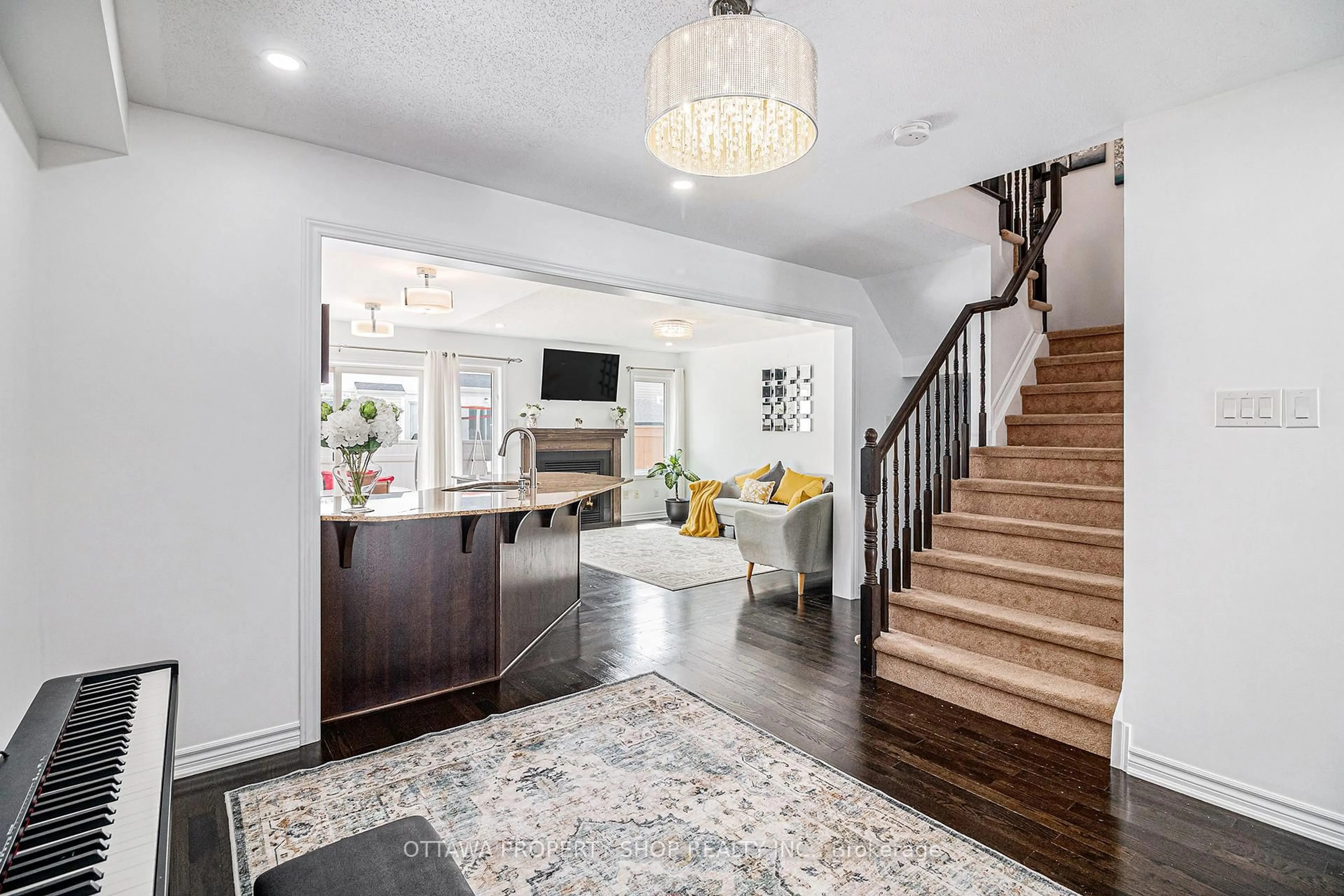 Indoor entryway for 632 Bluegill Ave, Ottawa Ontario K2J 5Y8