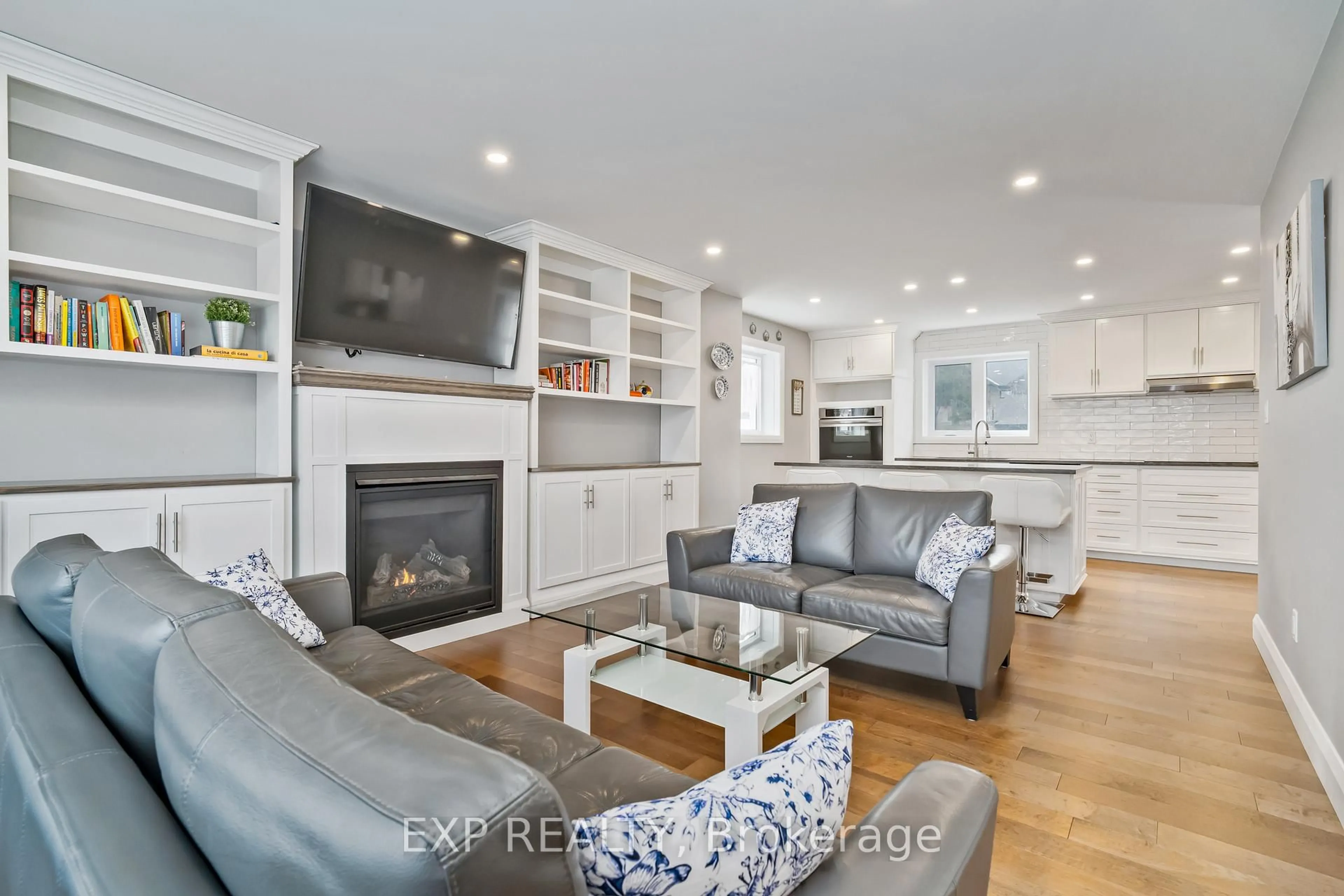 Living room with furniture, wood/laminate floor for 15 Manchester St, Stittsville Ontario K2S 0R8