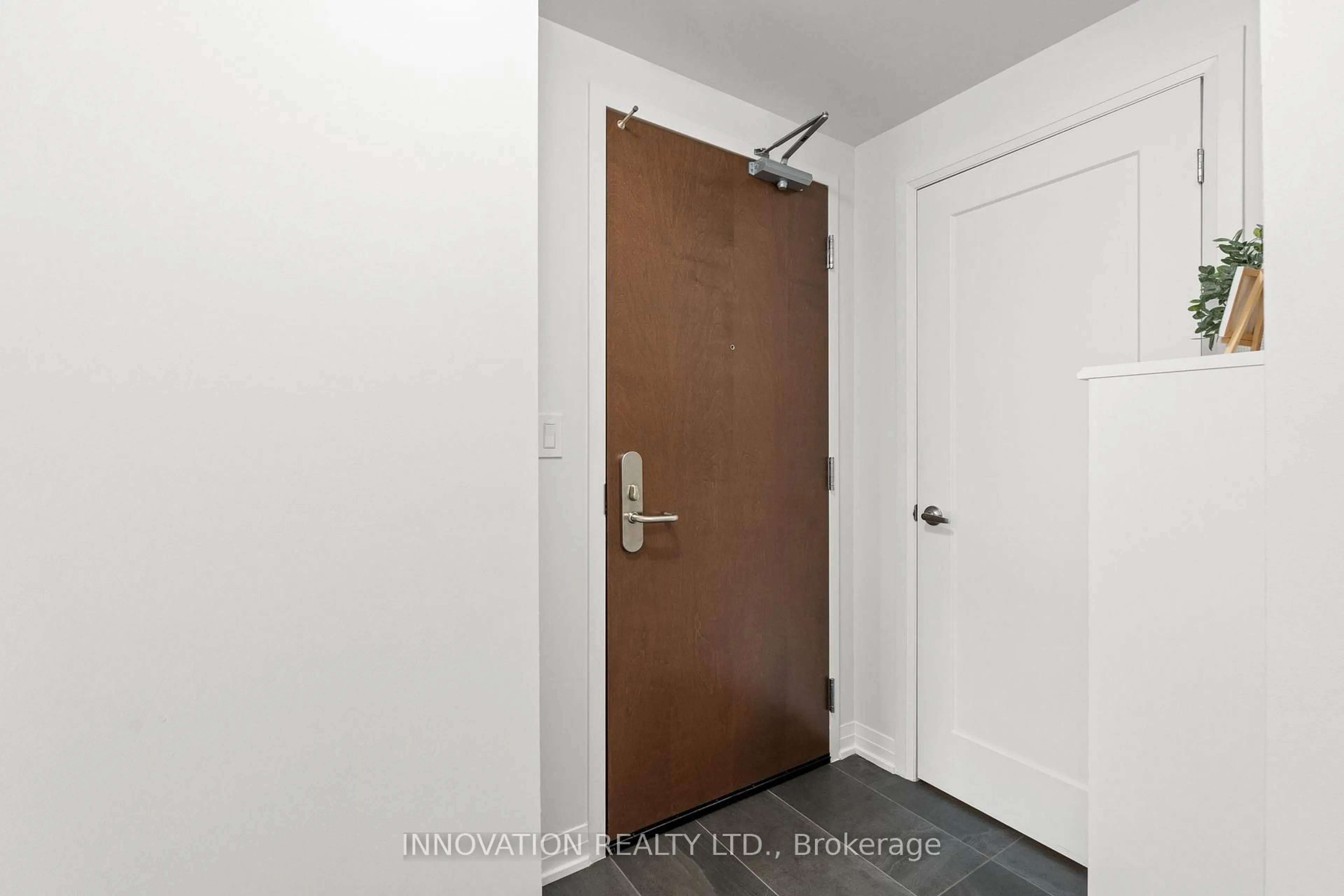 Indoor entryway for 805 Carling Ave #701, Ottawa Ontario K1S 5W9