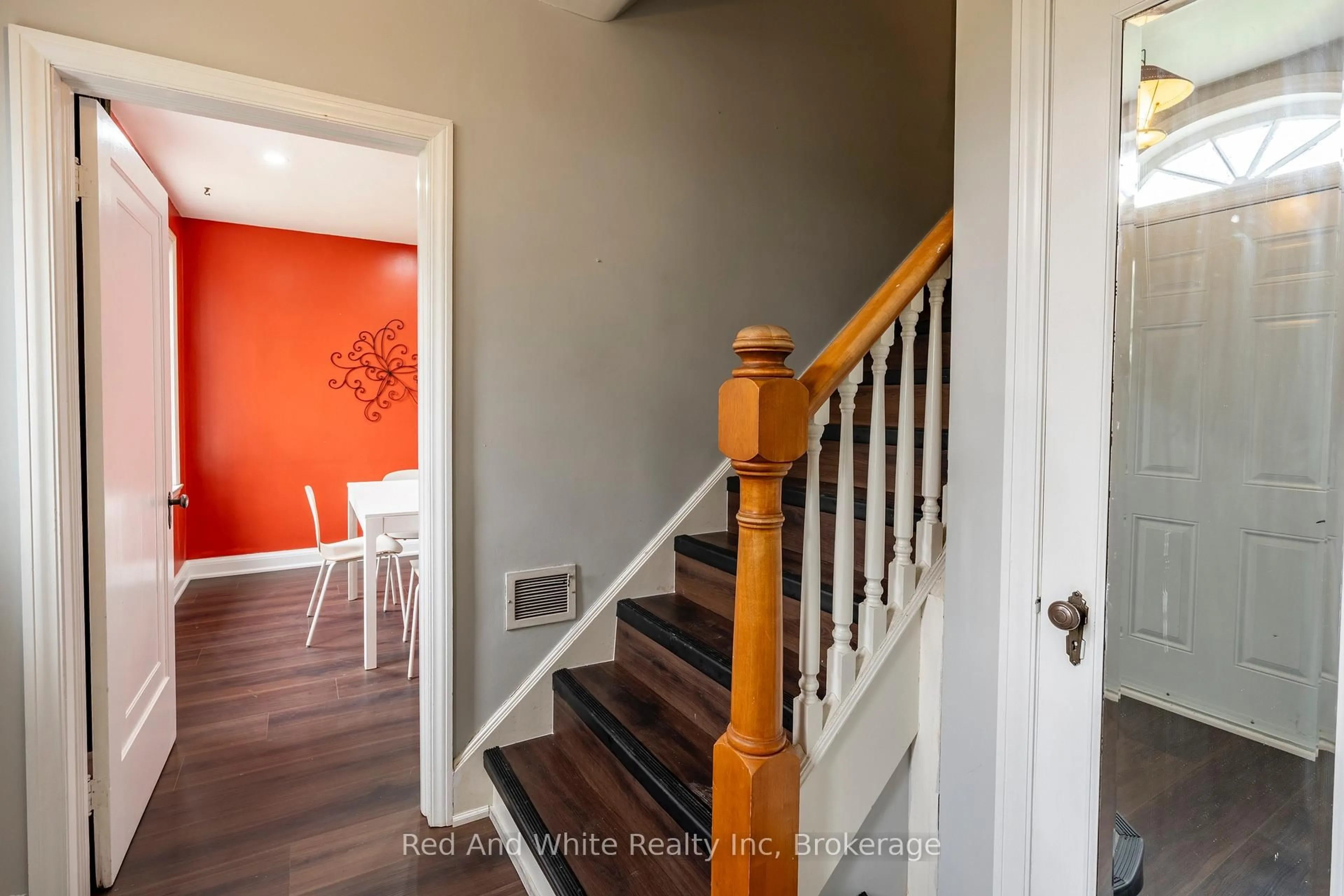Indoor entryway for 456 Fountain St, Cambridge Ontario N3H 1J3