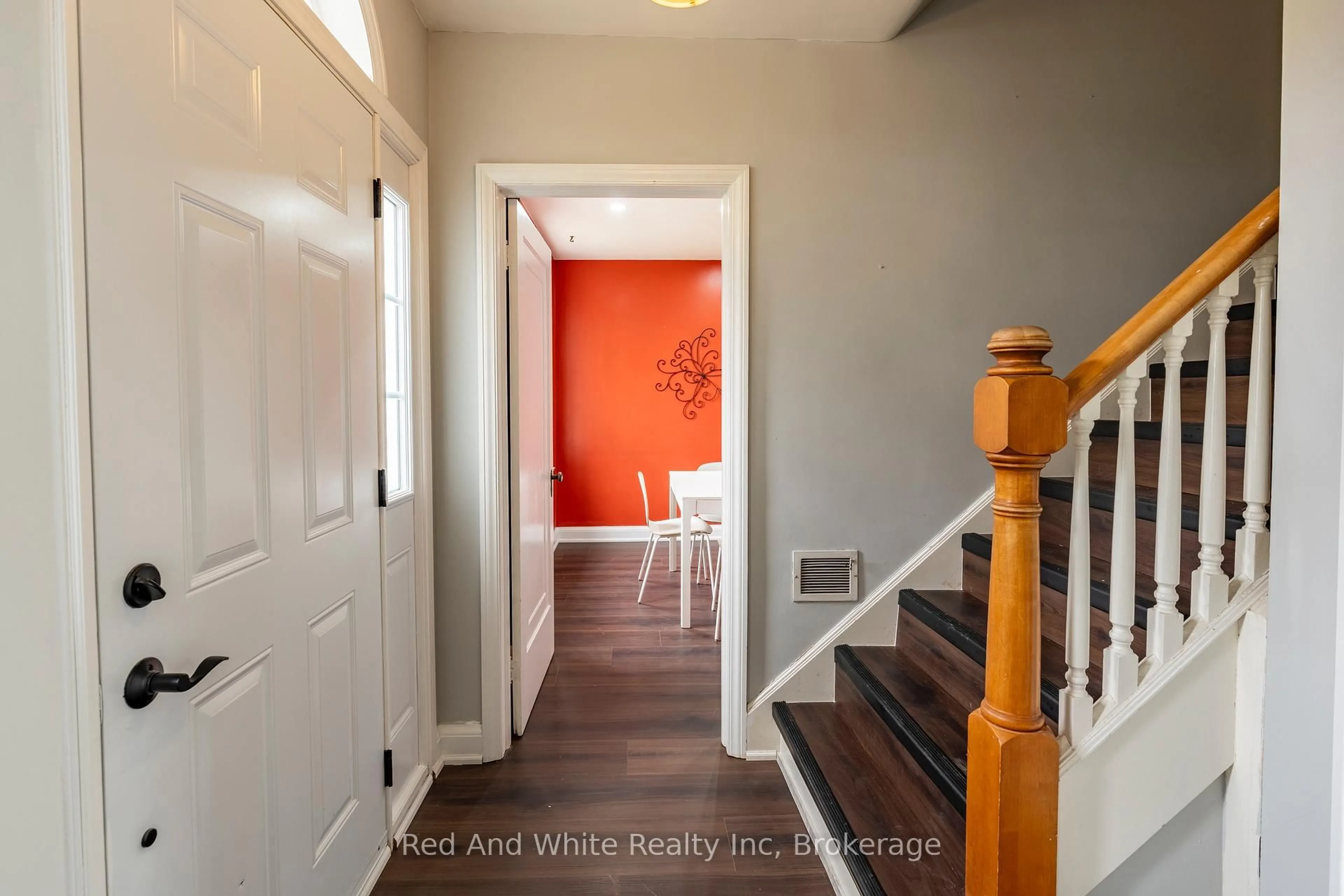 Indoor entryway for 456 Fountain St, Cambridge Ontario N3H 1J3