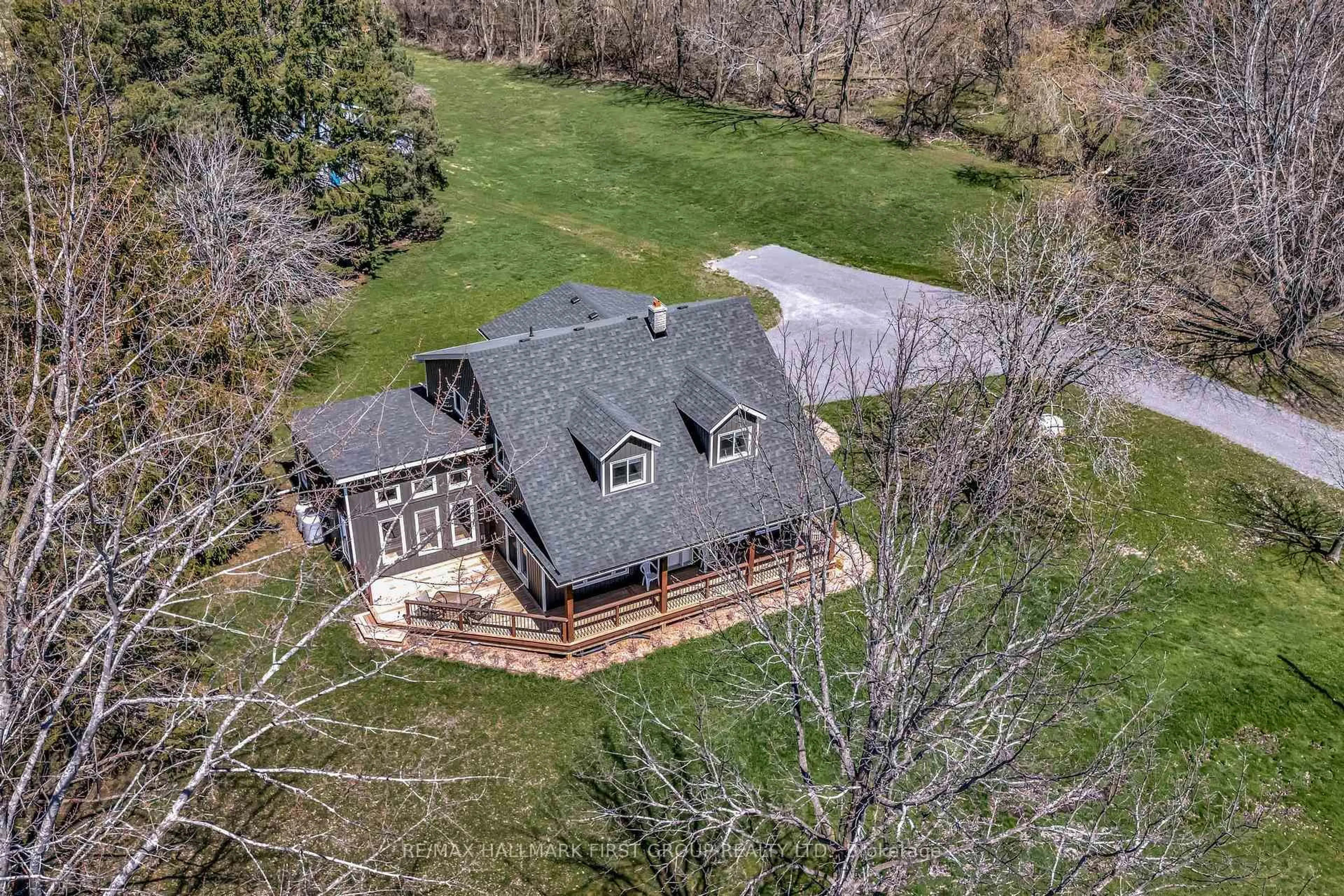 A pic from outside/outdoor area/front of a property/back of a property/a pic from drone, unknown for 476 Smith St, Brighton Ontario K0K 1H0