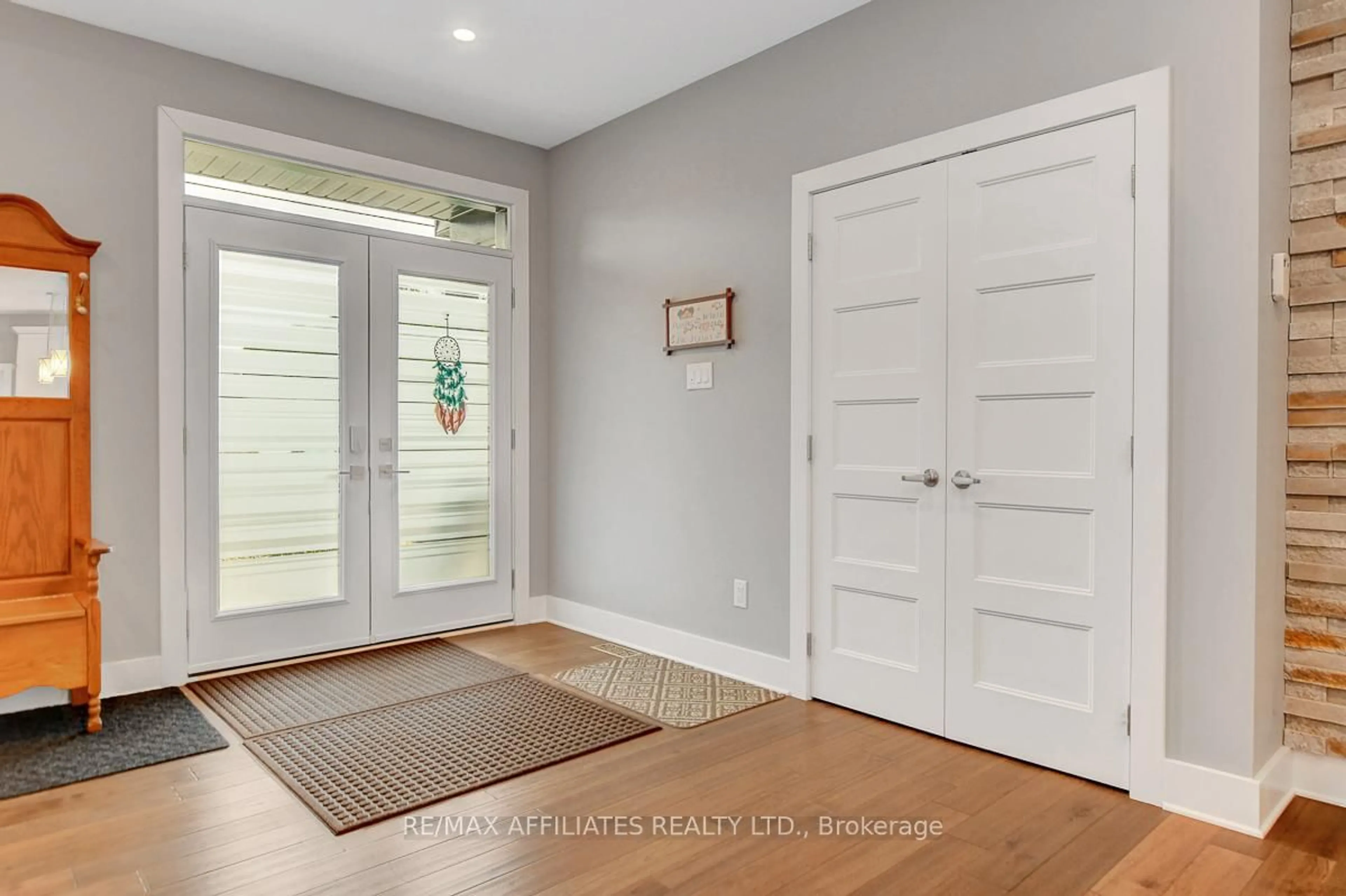 Indoor entryway for 116 Queen Charlotte St, Richmond Ontario K0A 2Z0
