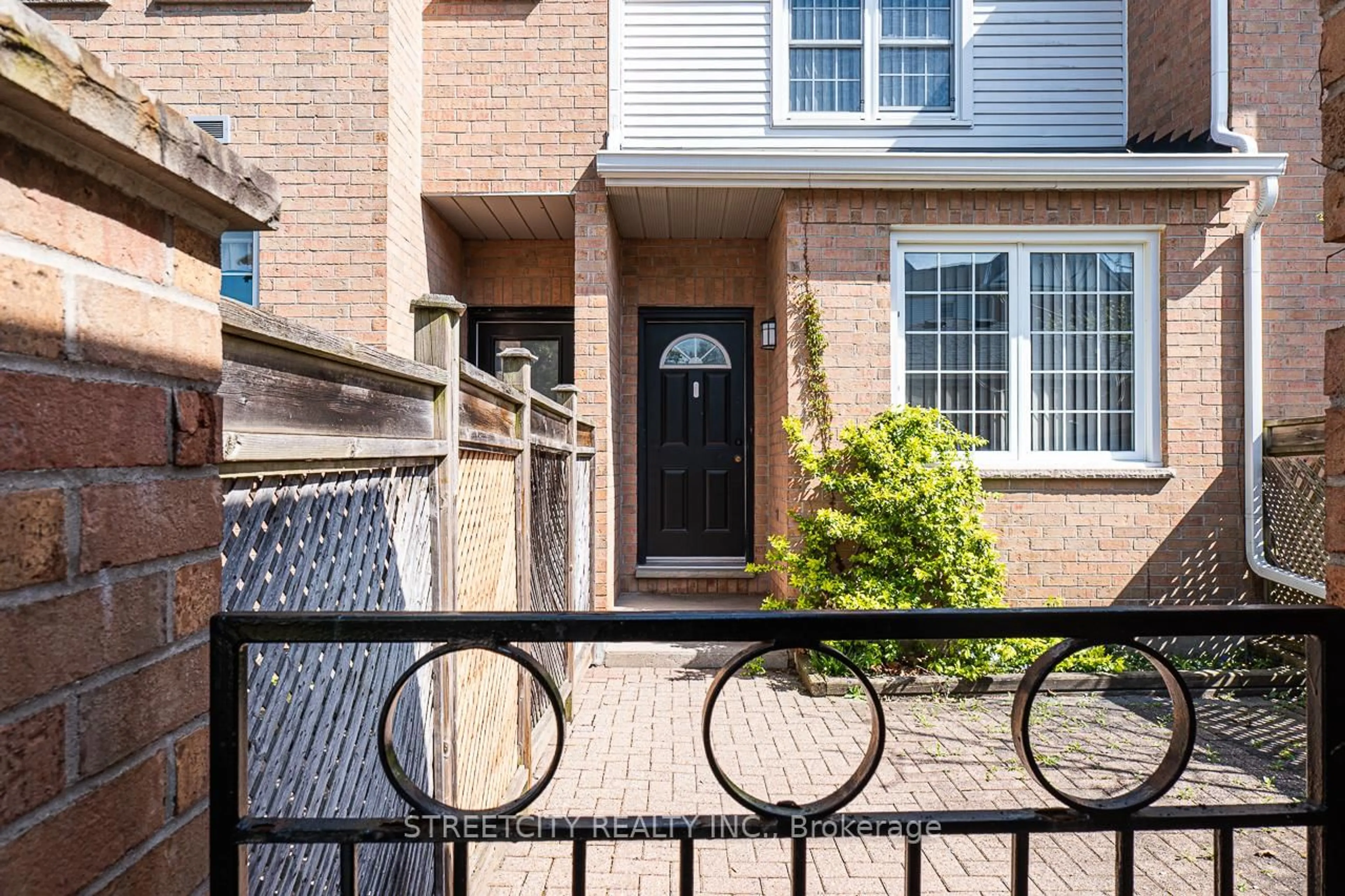 Unknown for 1570 Richmond St #32, London North Ontario N6G 4W1