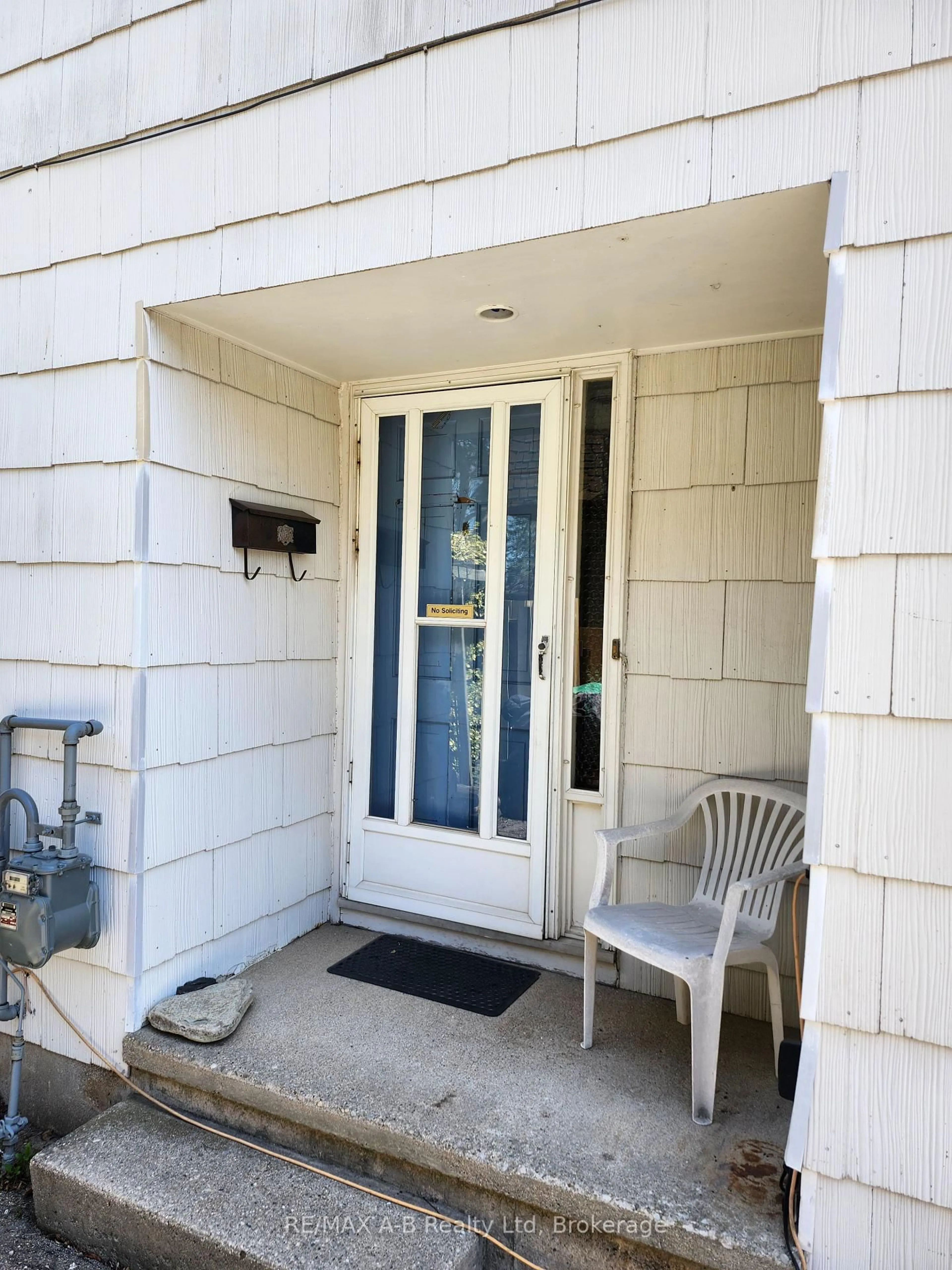 Indoor entryway for 234 Patricia Rd, Stratford Ontario N5A 7B4