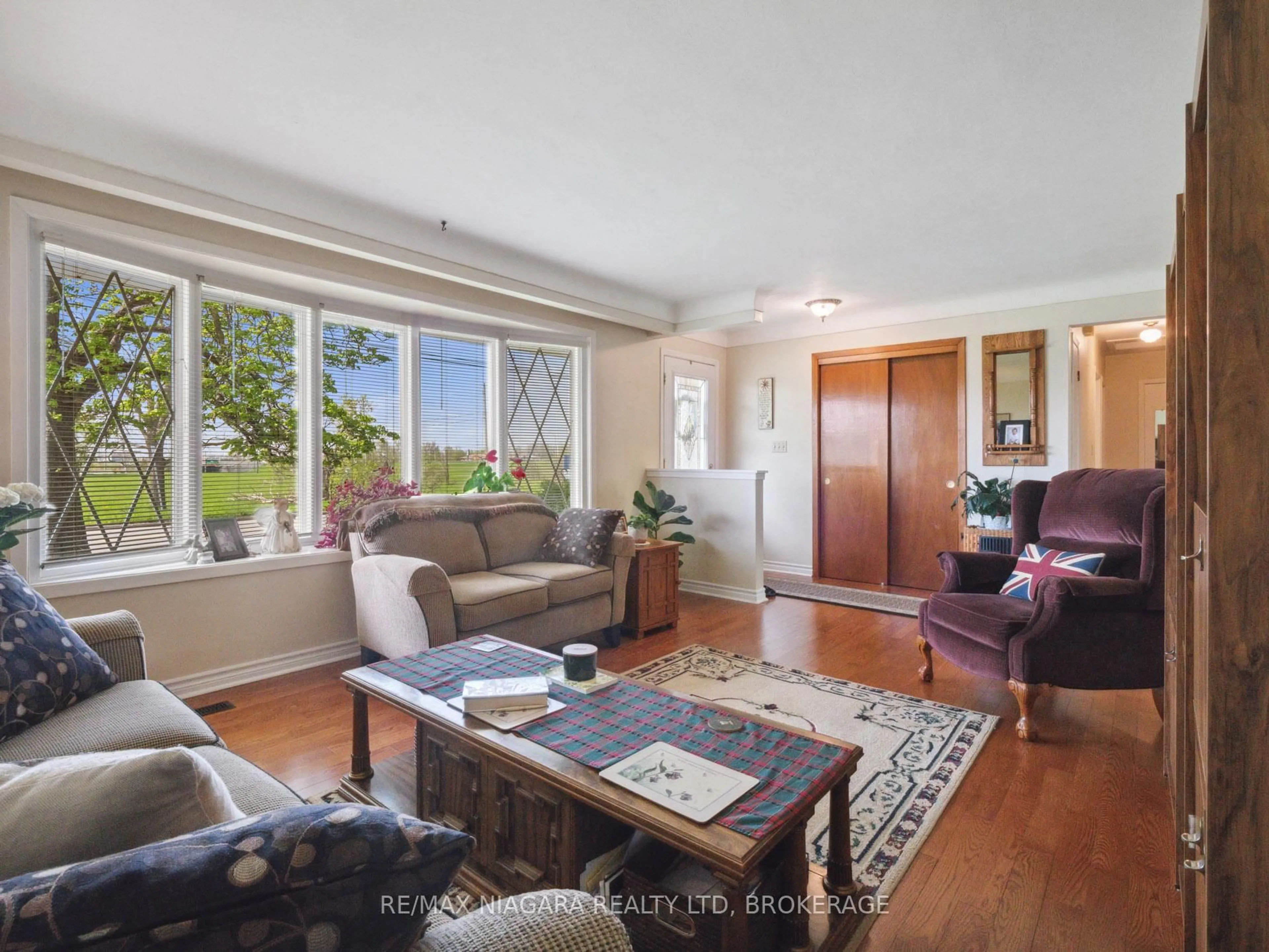 Living room with furniture, unknown for 253 Bertie St, Fort Erie Ontario L2A 1Z5