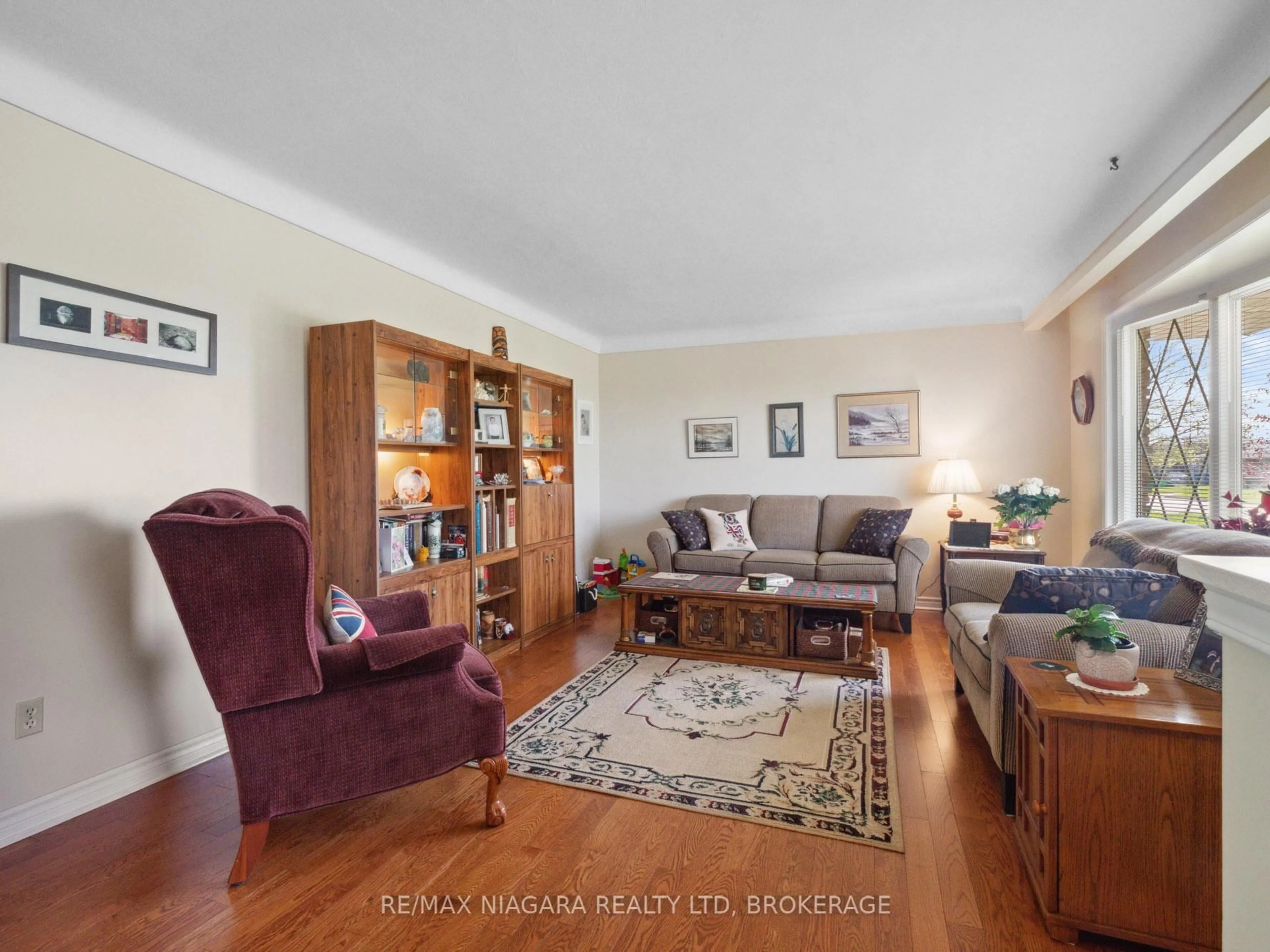 Living room with furniture, unknown for 253 Bertie St, Fort Erie Ontario L2A 1Z5