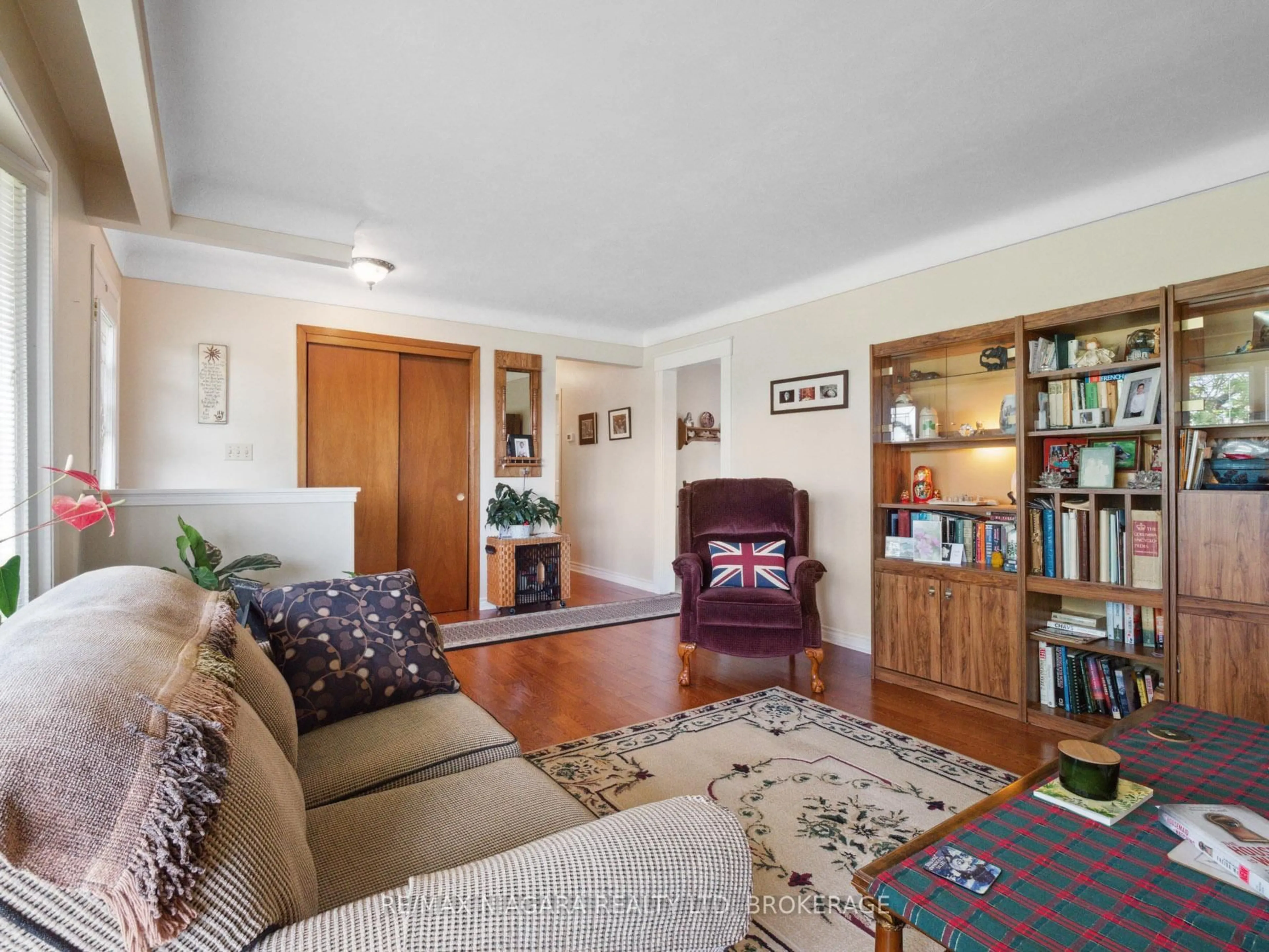 Living room with furniture, unknown for 253 Bertie St, Fort Erie Ontario L2A 1Z5