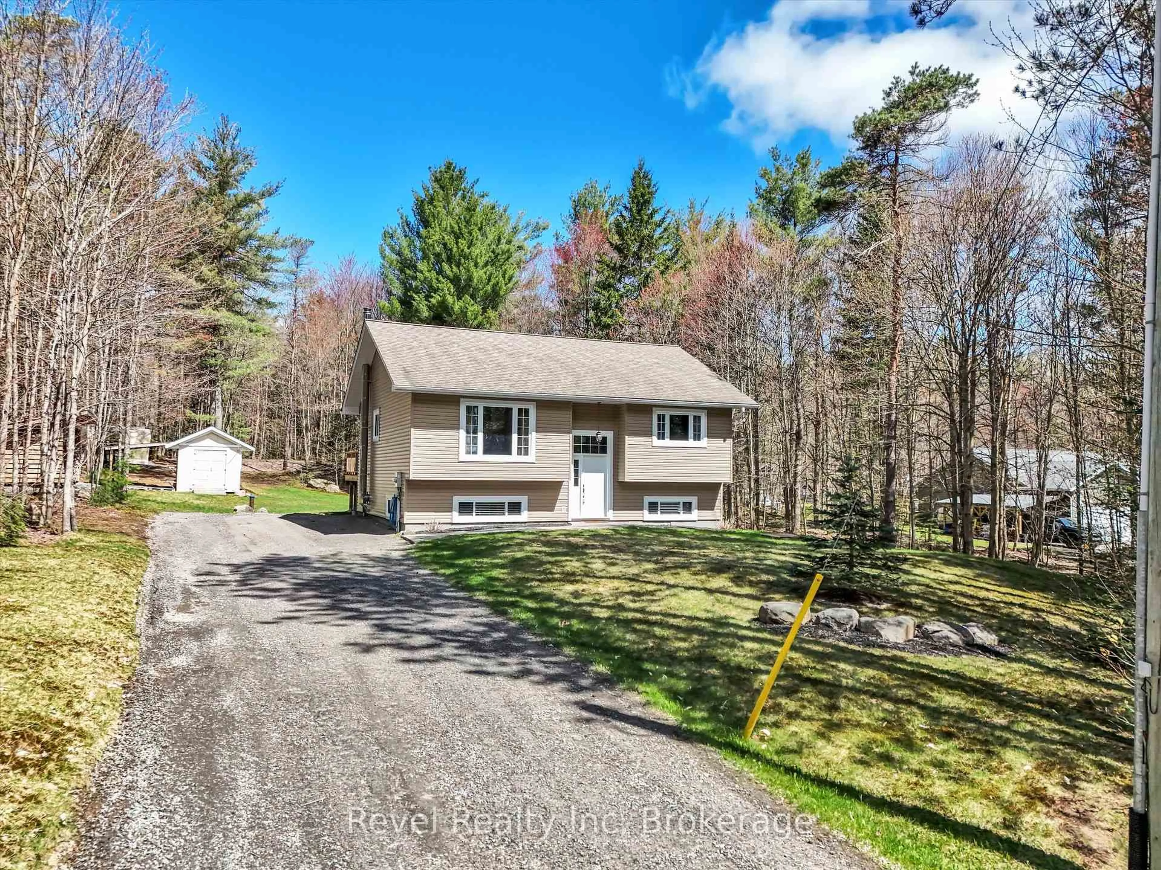 A pic from outside/outdoor area/front of a property/back of a property/a pic from drone, unknown for 1132 Stephenson 2 Rd, Huntsville Ontario P0B 1M0