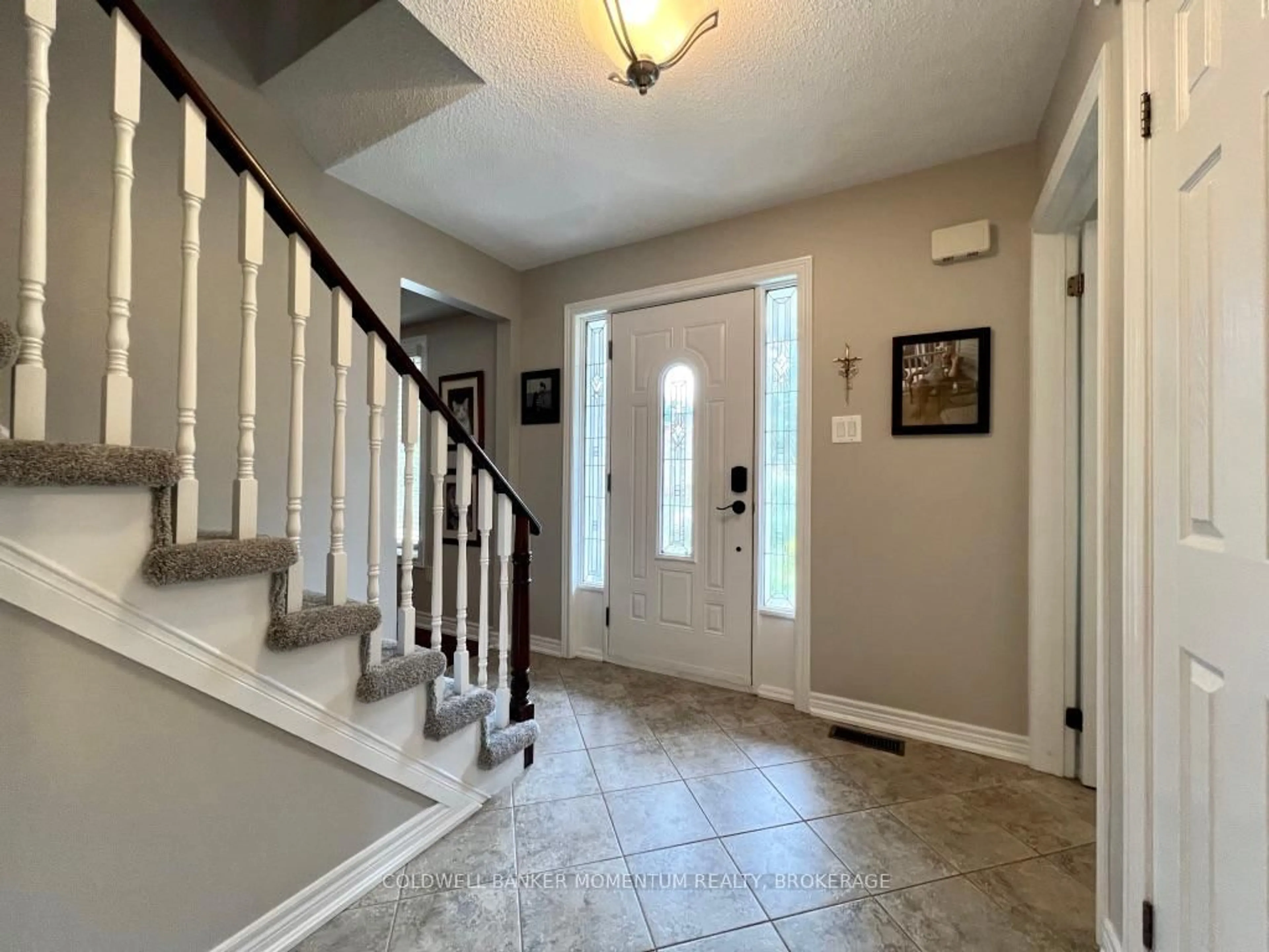 Indoor entryway for 8 Meadowbrook Lane, Pelham Ontario L0S 1E4
