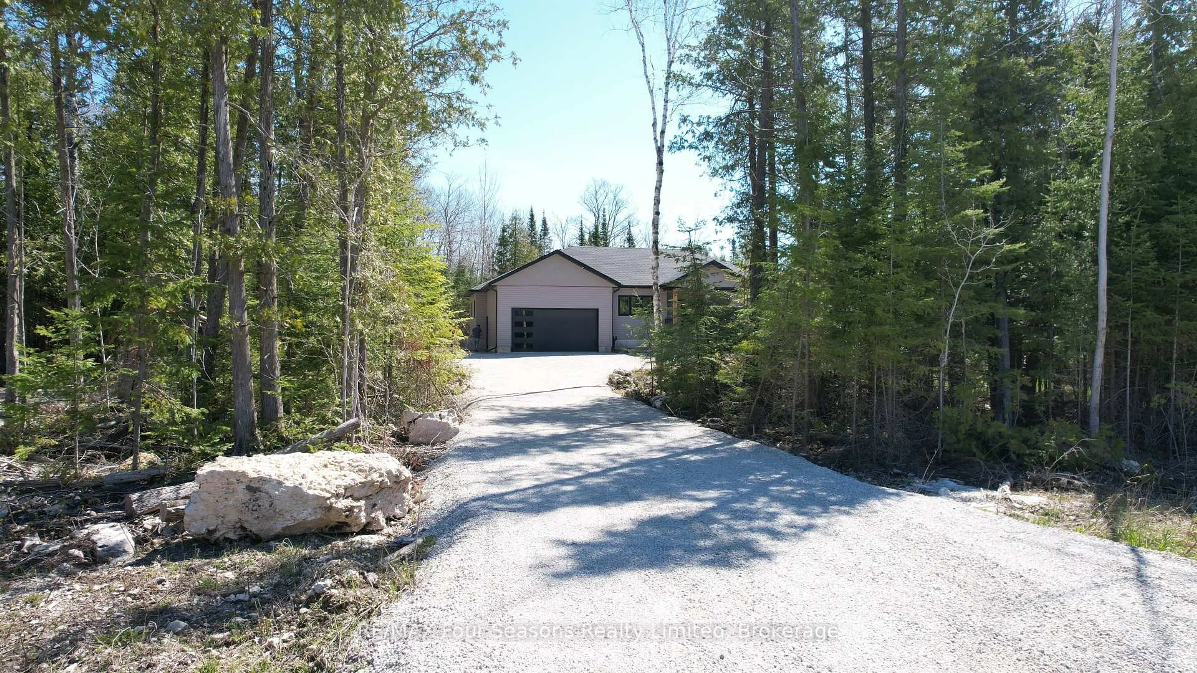 Indoor garage for 31 Trillium Crossing, Northern Bruce Peninsula Ontario N0H 1W0